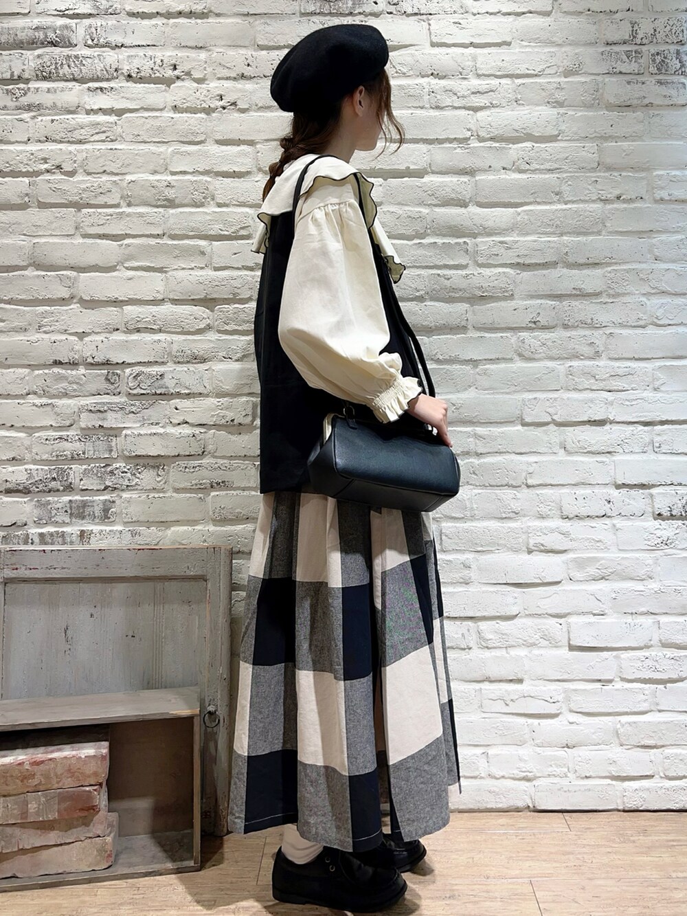 ホワイト系のTシャツ/カットソー、グレー系のTシャツ/カットソー、ブラック系のベストを着用したレディースの秋コーディネートの3枚目の写真