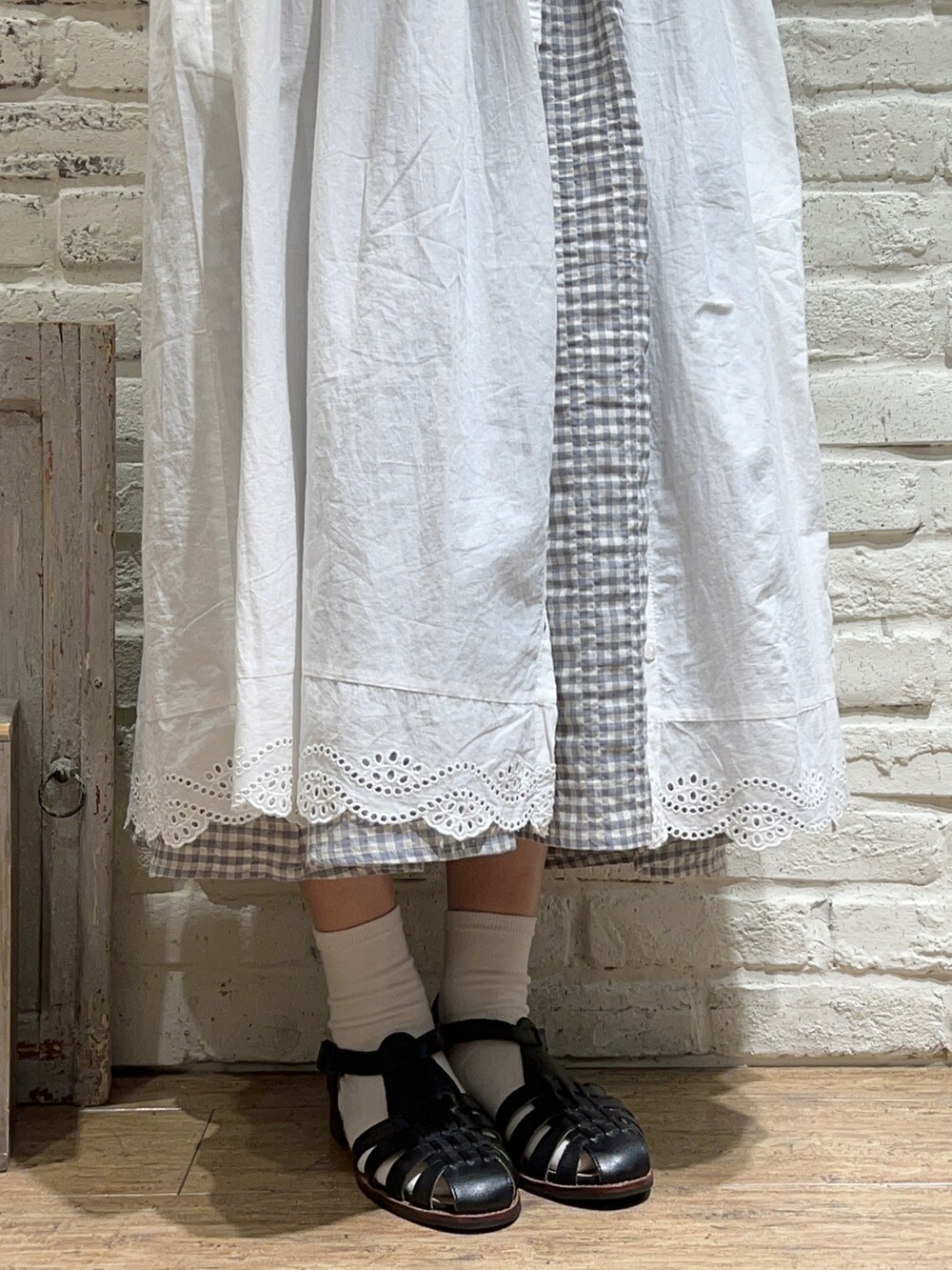 ブラック系のTシャツ/カットソー、ホワイト系のワンピース、グリーン系のワンピースを着用したレディースの夏コーディネートの5枚目の写真