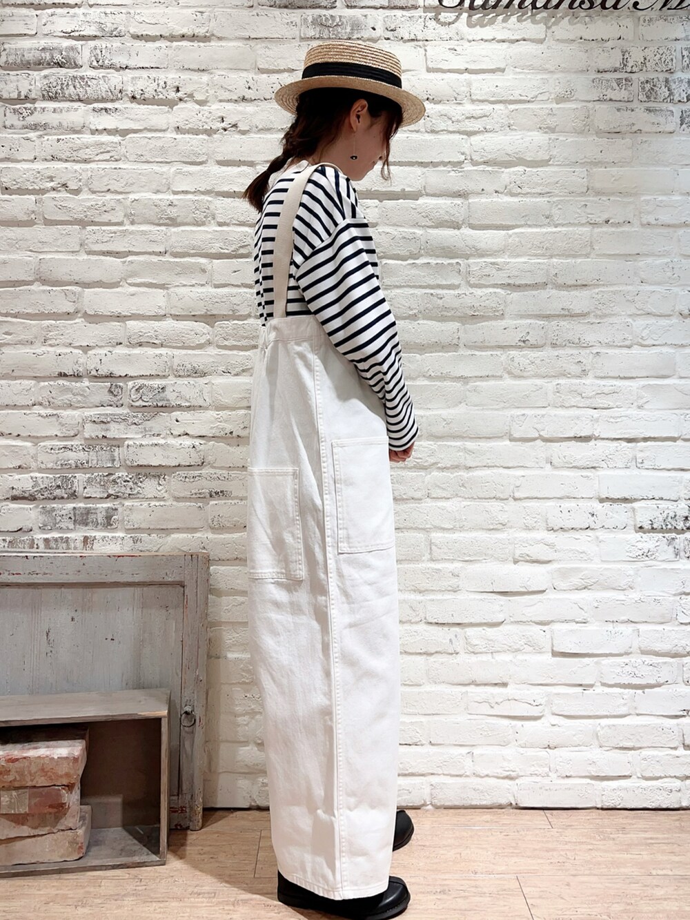 ホワイト系のTシャツ/カットソー、ブルー系のカバーオール、ブラック系のその他シューズを着用したレディースの冬コーディネートの4枚目の写真