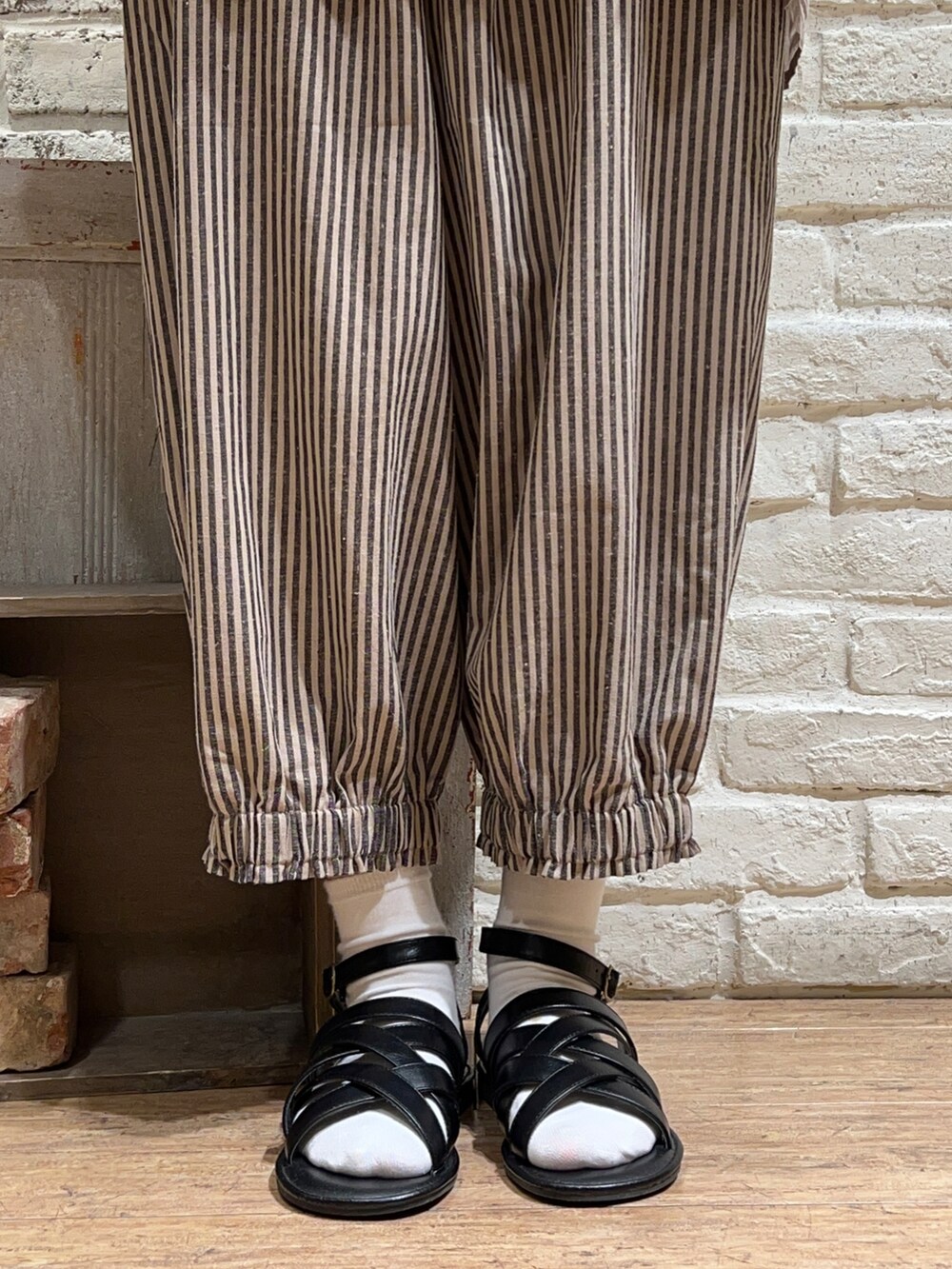 ホワイト系のTシャツ/カットソー、ベージュ系のシャツ/ブラウス、ホワイト系のハンドバッグを着用したレディースの秋コーディネートの4枚目の写真