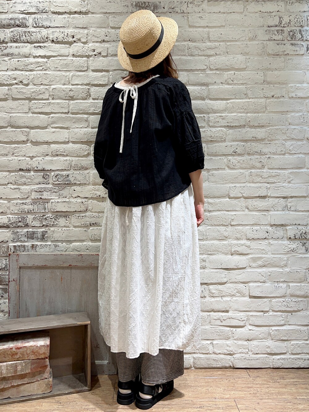 ホワイト系のタンクトップ、ブラック系のシャツ/ブラウス、ブラック系のハンドバッグを着用したレディースの夏コーディネートの4枚目の写真