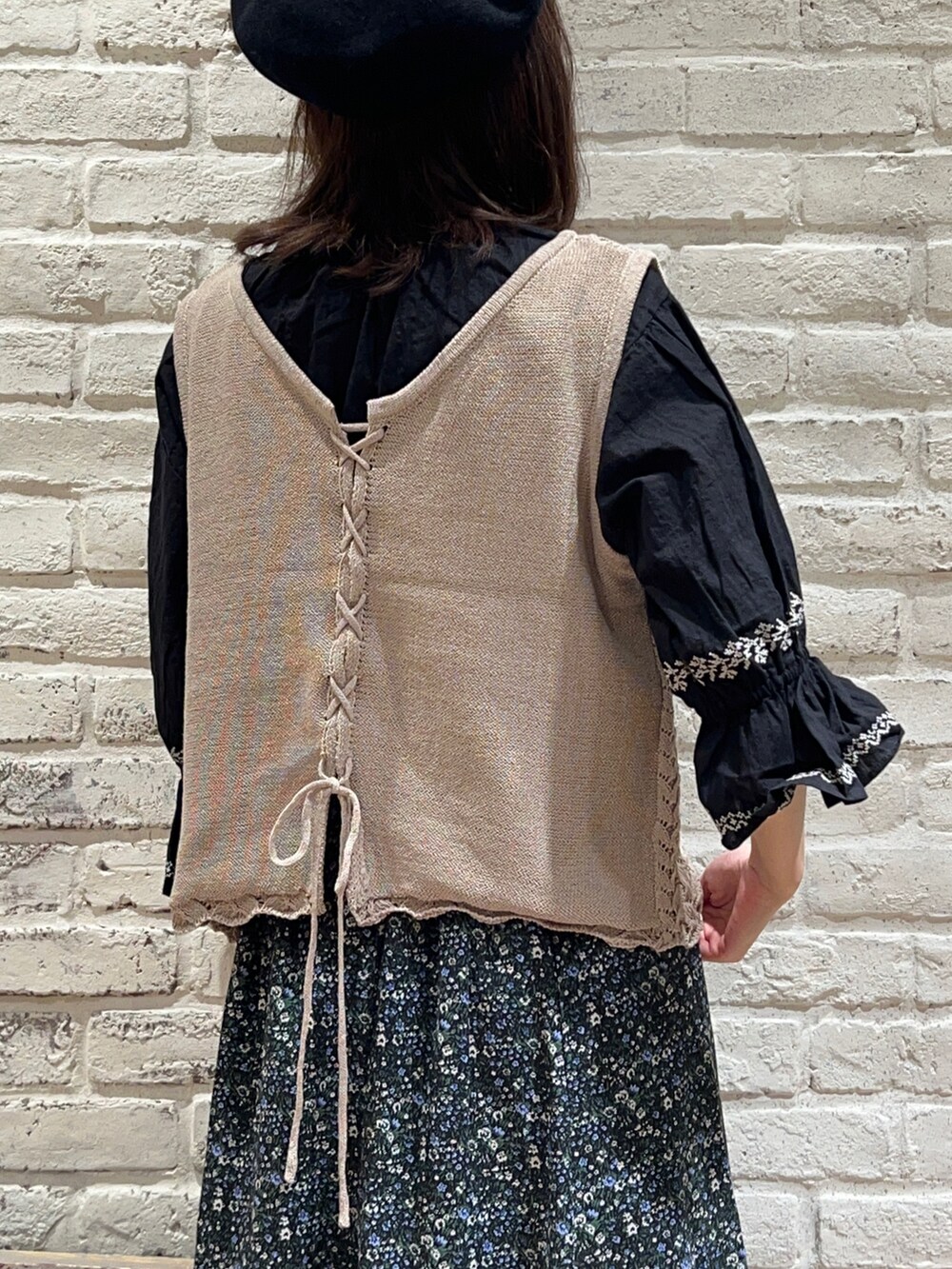 ベージュ系のベスト、ブラック系のシャツ/ブラウス、ブラック系のスカートを着用したレディースの秋コーディネートの5枚目の写真