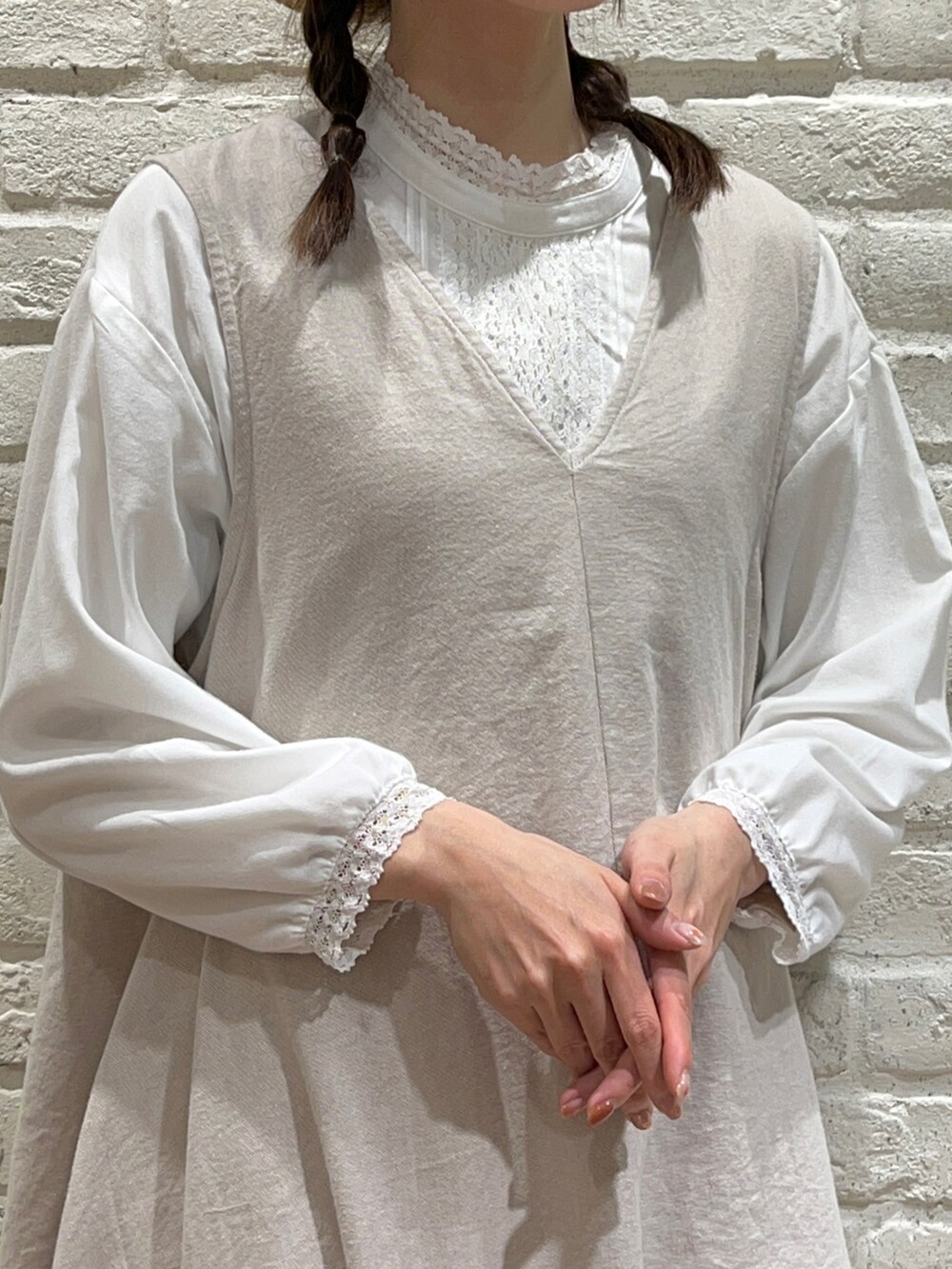「サマンサ モスモス(Samansa Mos2)、SM2、春コーデ、ゆるコーデ、淡色コーデ、レイヤードスタイル、ガーリー、ナチュラル、ワンピース、ジャンパースカート、レース、刺繍、カンカン帽、レースアップシューズ、私の推しブランド」｜「MELROSE claireのミドルブリムストローハット（キャップ、ベージュ系）」を使った、いっしき🐻さん（レディース・163cm）の冬コーディネートの5枚目の写真