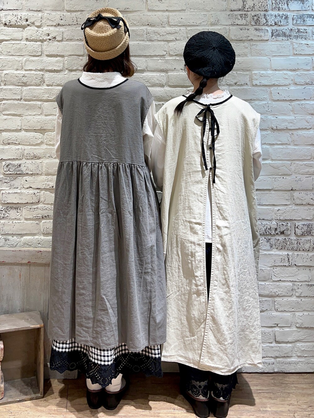 ホワイト系のシャツ/ブラウス、グレー系のワンピース、グレー系のスカートを着用したレディースの春コーディネートの2枚目の写真