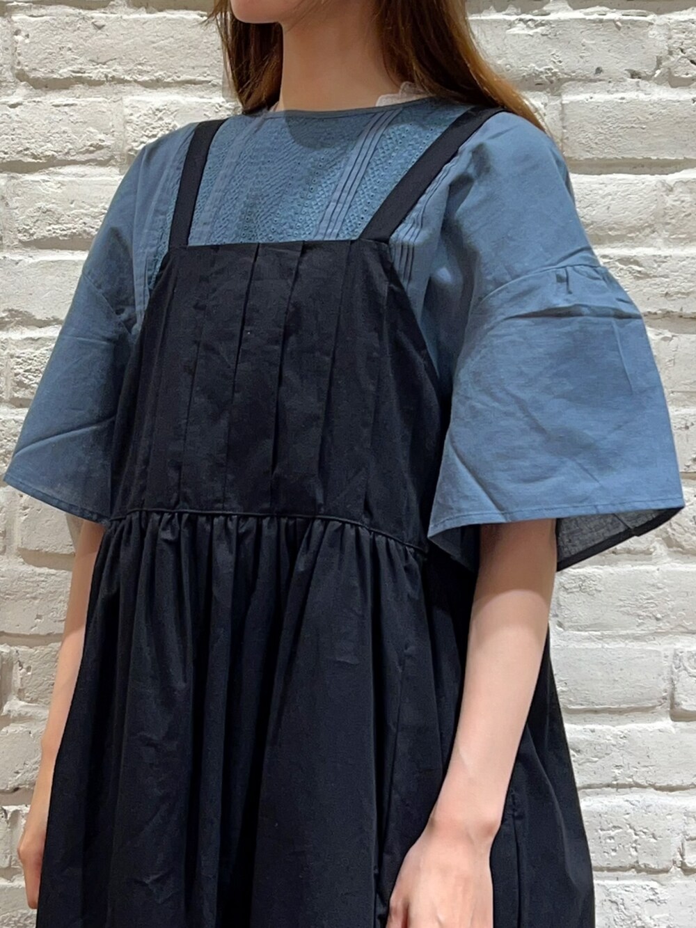 グリーン系のシャツ/ブラウス、ホワイト系のTシャツ/カットソー、ブラック系のワンピースを着用したレディースの夏コーディネートの2枚目の写真