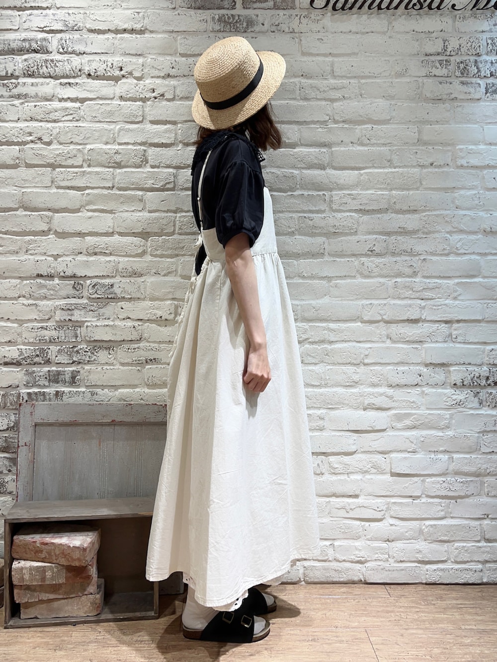 グレー系のTシャツ/カットソー、ブラック系のハンドバッグ、ホワイト系のワンピースを着用したレディースの秋コーディネートの3枚目の写真