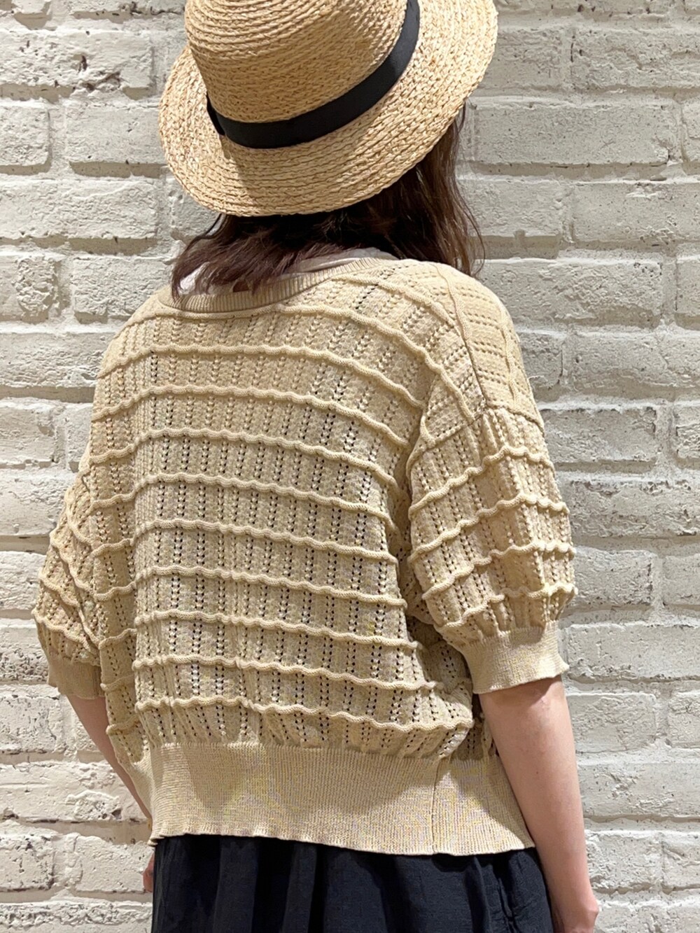 ベージュ系のTシャツ/カットソー、ベージュ系のカーディガン/ボレロ、ブラック系のワンピースを着用したレディースの秋コーディネートの4枚目の写真