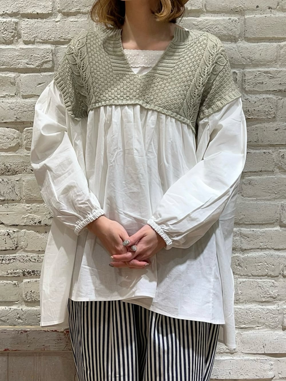 「サマンサ モスモス(Samansa Mos2)、Samansa Mos2、SM2、春コーデ、ゆるコーデ、カジュアルコーデ、チュニック、ドッキング、スキッパーシャツ、ストライプ、ストライプパンツ、テーパードパンツ、カンカン帽、ショルダーバッグ、サンダル」|「Samansa Mos2の柄編みニットドッキングチュニック(チュニック、グリーン系)」を使った、いっしき🐻さん(レディース・163cm)の春コーディネートの2枚目の写真
