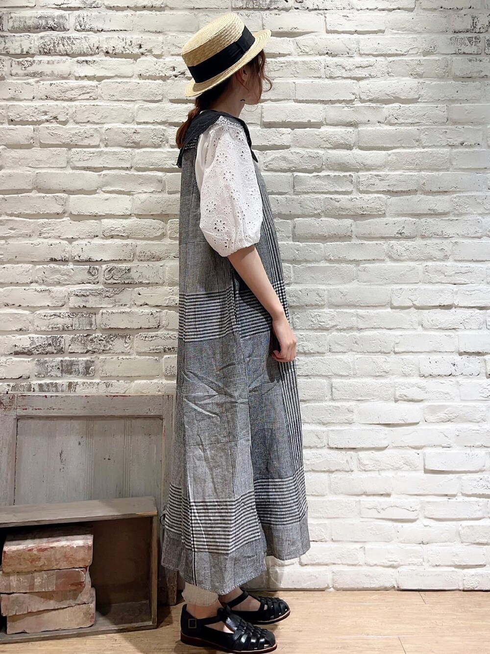 ホワイト系のTシャツ/カットソー、ホワイト系のニット/セーター、ブラック系のワンピースを着用したレディースの夏コーディネートの4枚目の写真