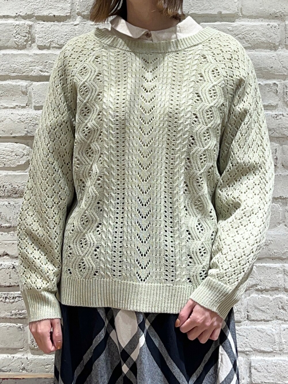 ホワイト系のシャツ/ブラウス、グリーン系のカーディガン/ボレロ、ブラウン系のショルダーバッグを着用したレディースの冬コーディネートの2枚目の写真