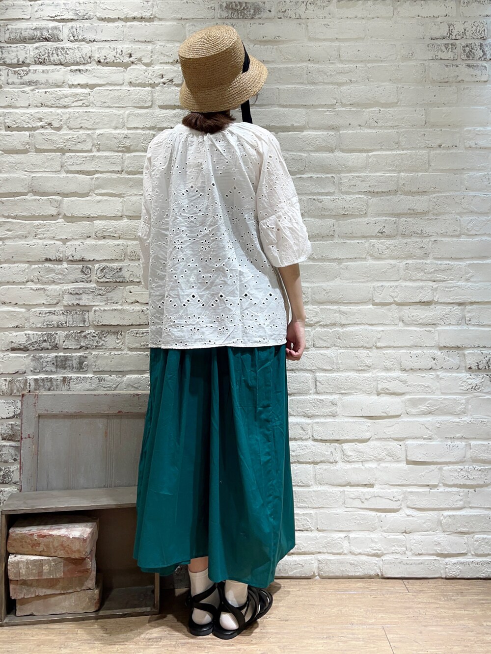 ホワイト系のタンクトップ、ホワイト系のシャツ/ブラウス、グリーン系のワンピースを着用したレディースの秋コーディネートの3枚目の写真