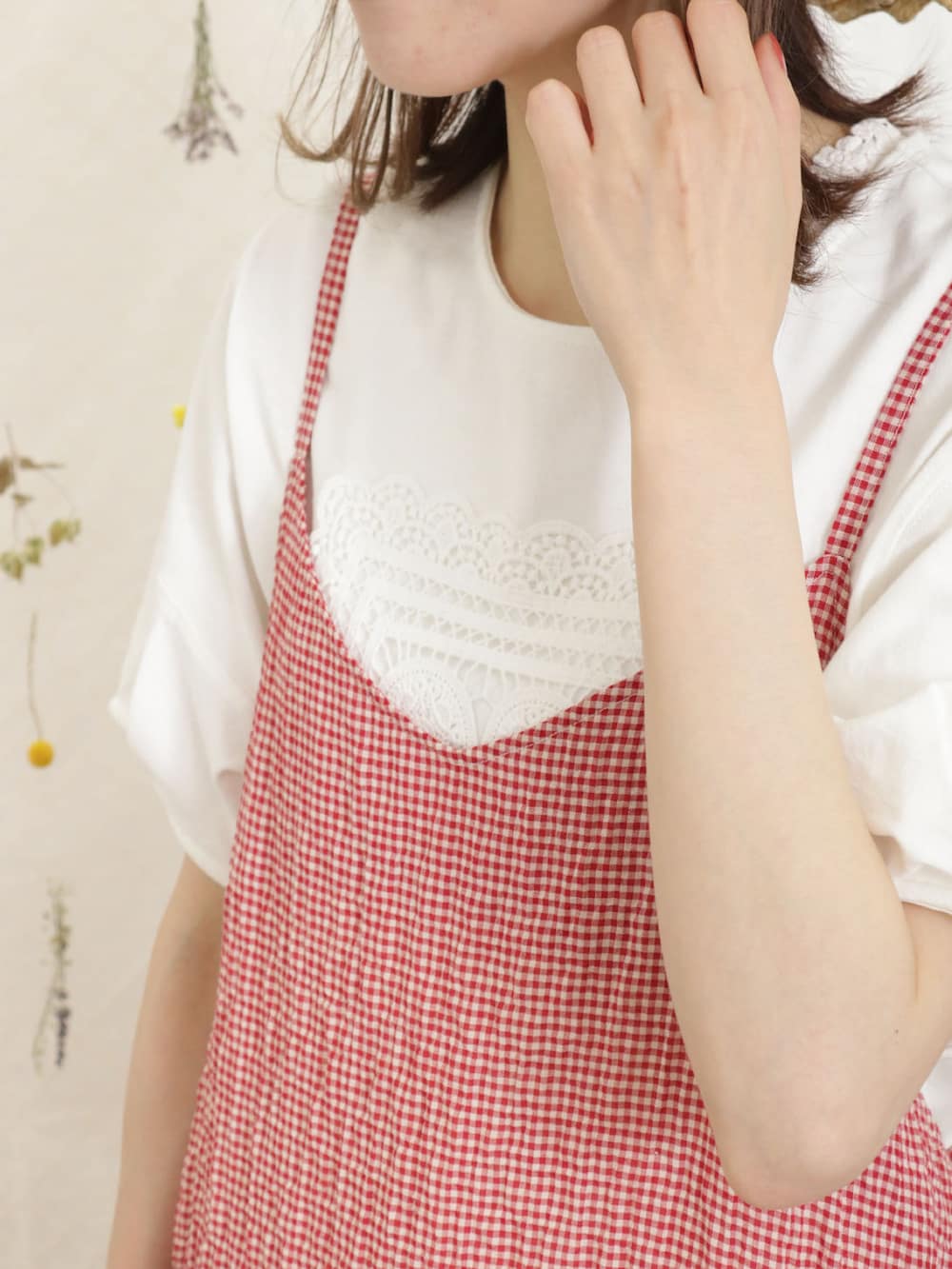 「サマンサ モスモス(Samansa Mos2)、Samansa Mos2、SM2、夏コーデ、ゆるコーデ、ガーリーコーデ、カジュアルガーリー、Tシャツ、白Tシャツ、レース、キャミワンピ、キャミワンピース、ワンピース、ギンガムチェック、チェックワンピース」|「Samansa Mos2の【UVカット/消臭効果】なみなみカンカン帽(ハット、ホワイト系)」を使った、いっしき🐻さん(レディース・164cm)の春コーディネートの3枚目の写真