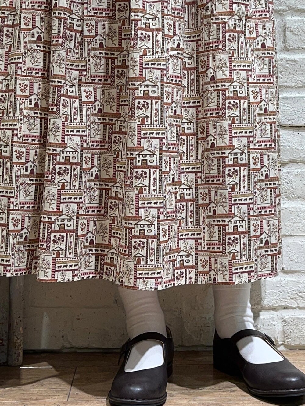 ホワイト系のシャツ/ブラウス、レッド系のシャツ/ブラウス、レッド系のスカートを着用したレディースの冬コーディネートの5枚目の写真