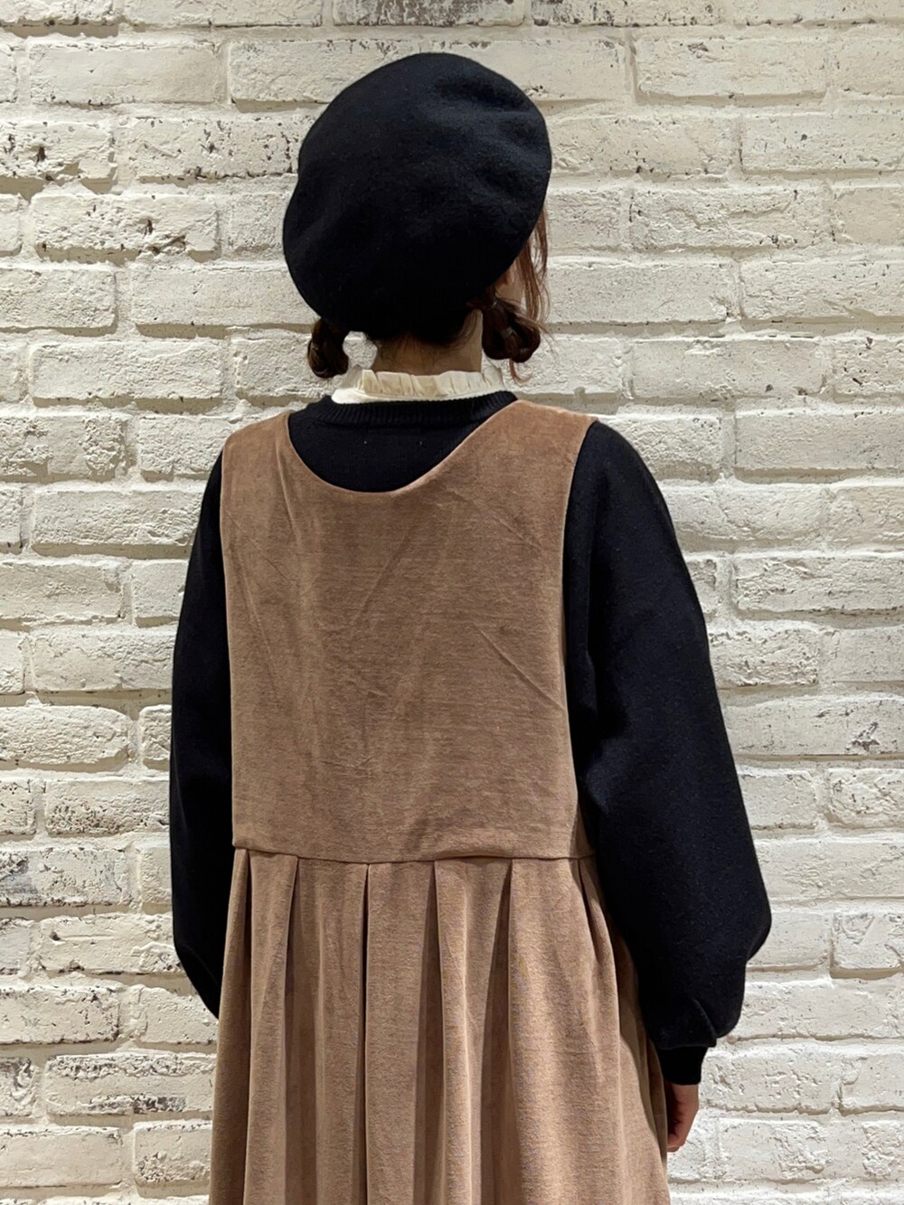 ホワイト系のシャツ/ブラウス、ブラック系のカーディガン/ボレロ、ベージュ系のワンピースを着用したレディースの秋コーディネートの5枚目の写真