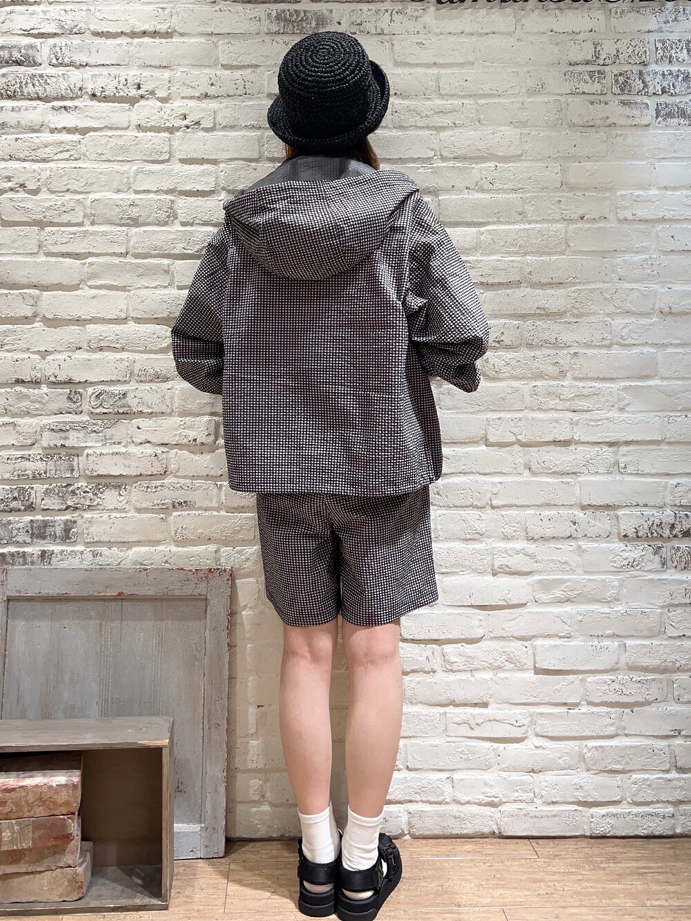 ベージュ系のTシャツ/カットソー、ブラック系のその他パンツ、ブラック系のパーカーを着用したレディースの春コーディネートの5枚目の写真