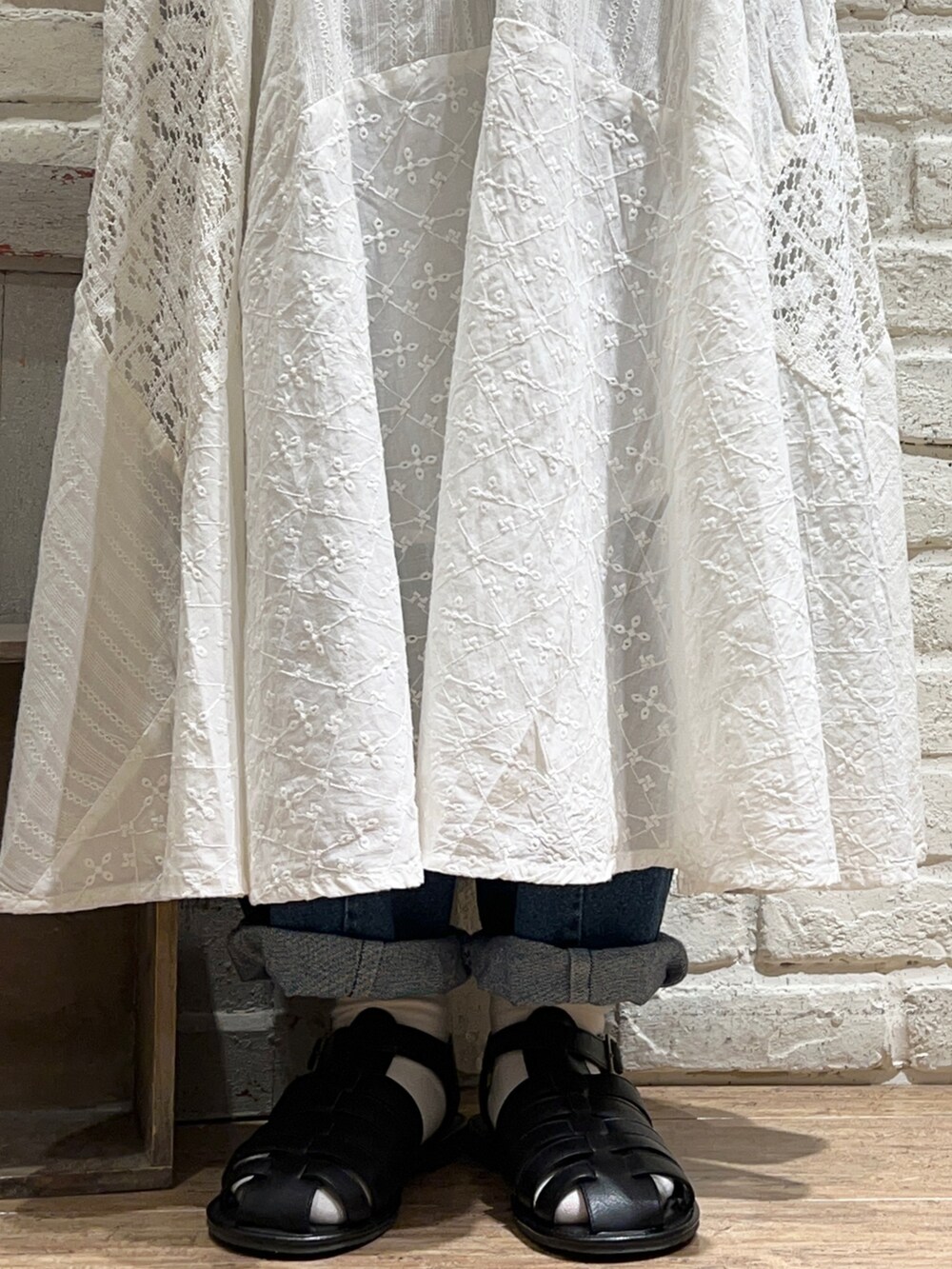ホワイト系のタンクトップ、ピンク系のTシャツ/カットソー、ピンク系のシャツ/ブラウスを着用したレディースの春コーディネートの4枚目の写真
