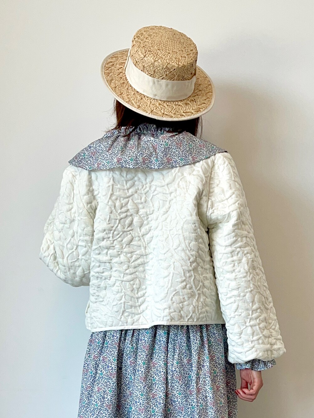 「サマンサ モスモス(Samansa Mos2)、Samansa Mos2、SM2、TSUHARU by Samansa Mos2、春コーデ、ゆるコーデ、セットアップ、リバティ、LIBERTY、花柄、ジャケット、ノーカラージャケット、カンカン帽、サンダル、サンダルに靴下」|「Samansa Mos2のラフィア太リボンカンカン帽(ハット、ホワイト系)」を使った、いっしき🐻さん(レディース・164cm)の春コーディネートの4枚目の写真