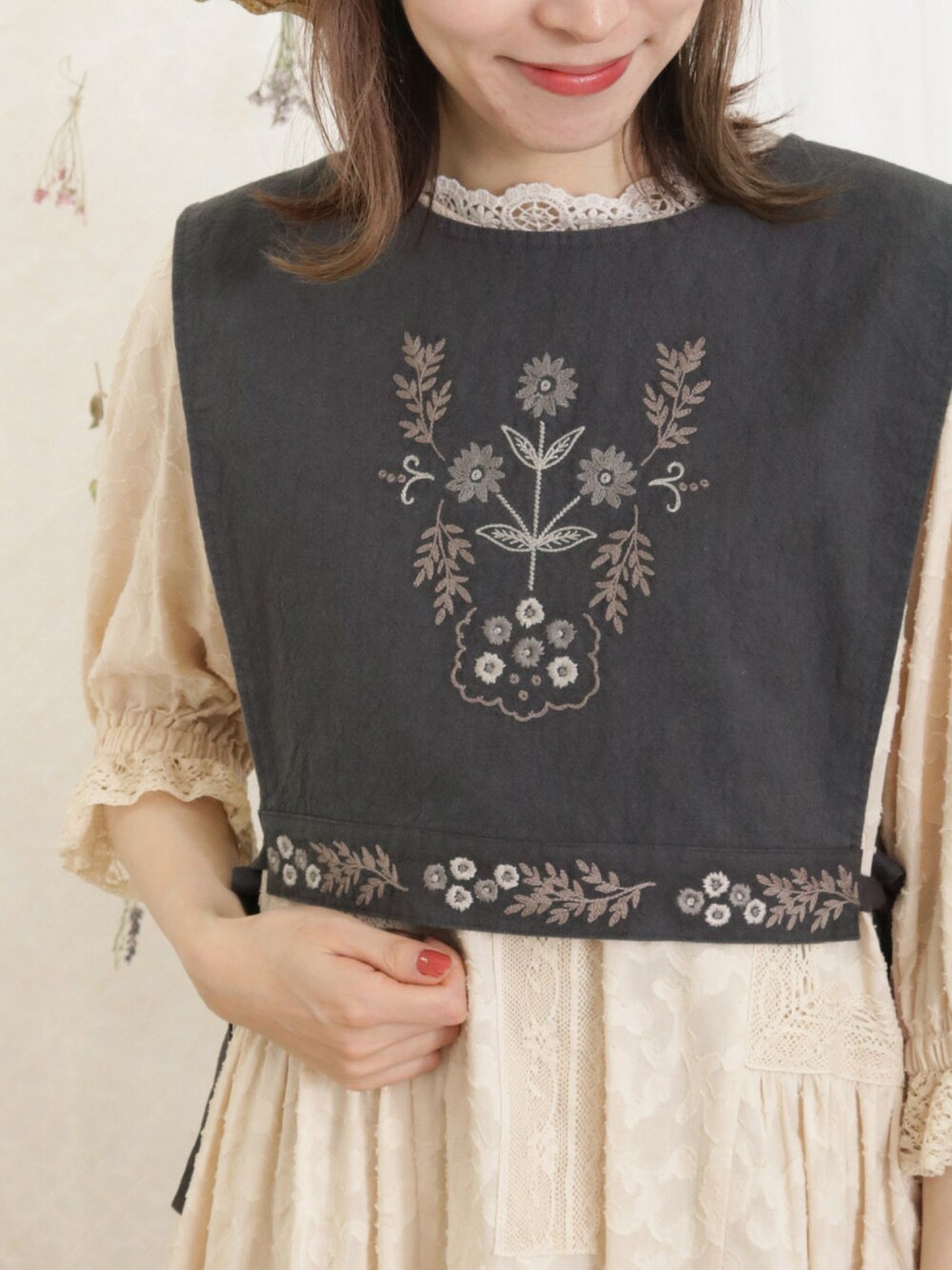 「サマンサ モスモス(Samansa Mos2)、Samansa Mos2、SM2、夏コーデ、ゆるコーデ、ワンピース、レースワンピース、レース、ベスト、刺繍、ショート丈トップス、カンカン帽、サンダル、サンダルに靴下」|「Samansa Mos2の【UVカット/消臭効果】なみなみカンカン帽(ハット、ブラック系)」を使った、いっしき🐻さん(レディース・164cm)の春コーディネートの2枚目の写真