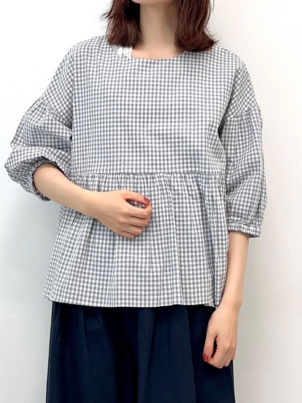 ホワイト系のTシャツ/カットソー、ホワイト系のシャツ/ブラウス、ホワイト系のサンダルを着用したレディースの春コーディネートの3枚目の写真