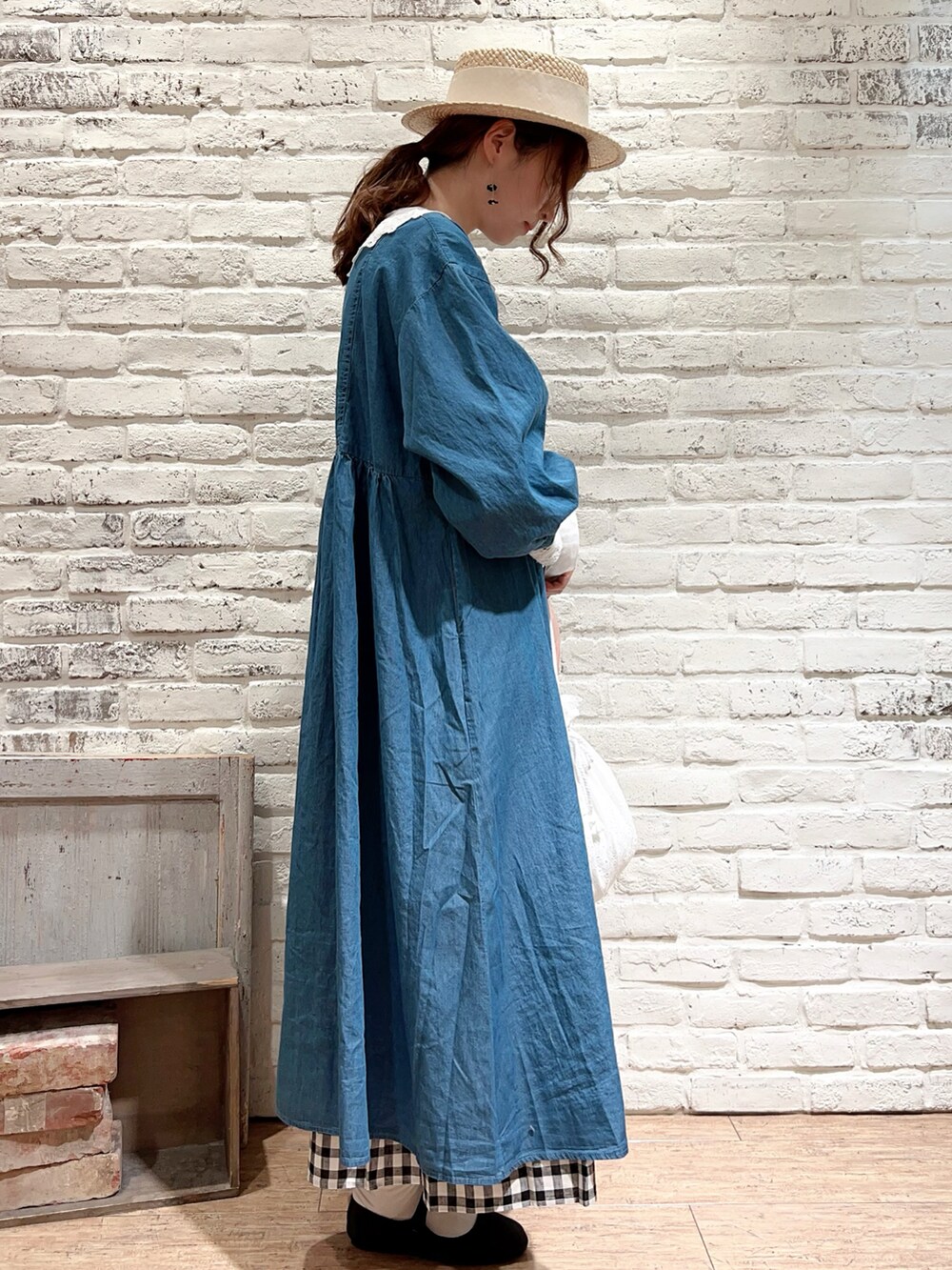 ベージュ系のワンピース、ブルー系のワンピース、ホワイト系のTシャツ/カットソーを着用したレディースの春コーディネートの3枚目の写真