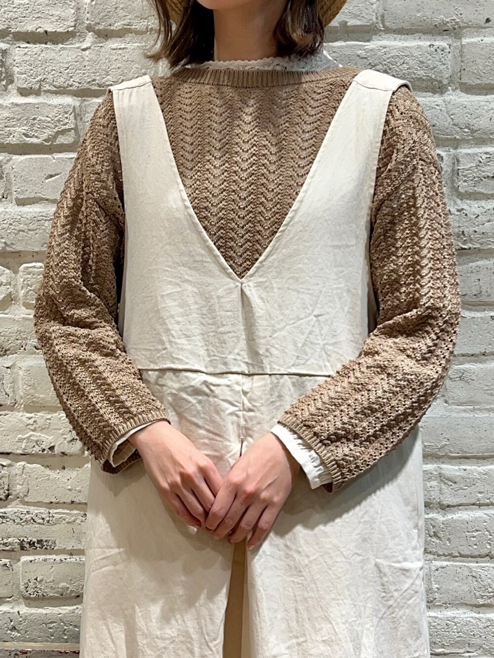 「サマンサ モスモス(Samansa Mos2)、SM2、Samansa Mos2、春コーデ、ゆるコーデ、レイヤードスタイル、アースカラー、ノーカラージャケット、刺繍、ジャンパースカート、ジャンスカ、ワンピース、カンカン帽、かごバッグ、バレエシューズ」|「Samansa Mos2の前後着スタンドレース襟ブラウス(シャツ/ブラウス、ホワイト系)」を使った、いっしき🐻さん(レディース・163cm)の春コーディネートの2枚目の写真