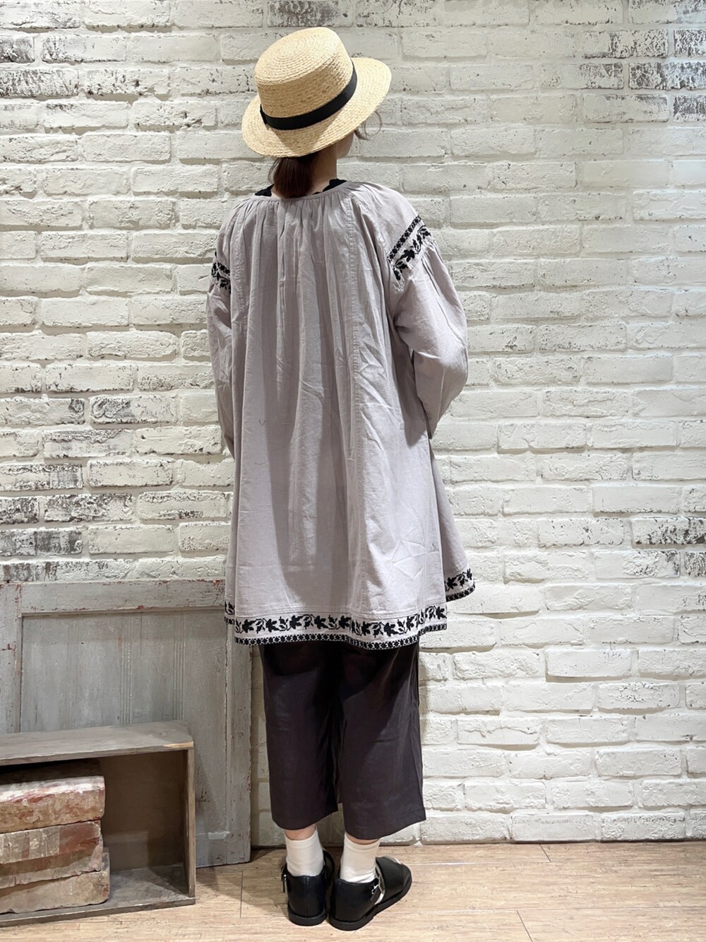 「サマンサ モスモス(Samansa Mos2)、Samansa Mos2、SM2、春夏コーデ、ゆるコーデ、モノトーン、チュニック、刺繍、ワイドパンツ、カンカン帽、かごバッグ、サンダル」|「Samansa Mos2のラフィアカンカン帽(ハット、ブラック系)」を使った、いっしき🐻さん(レディース・163cm)の春コーディネートの4枚目の写真