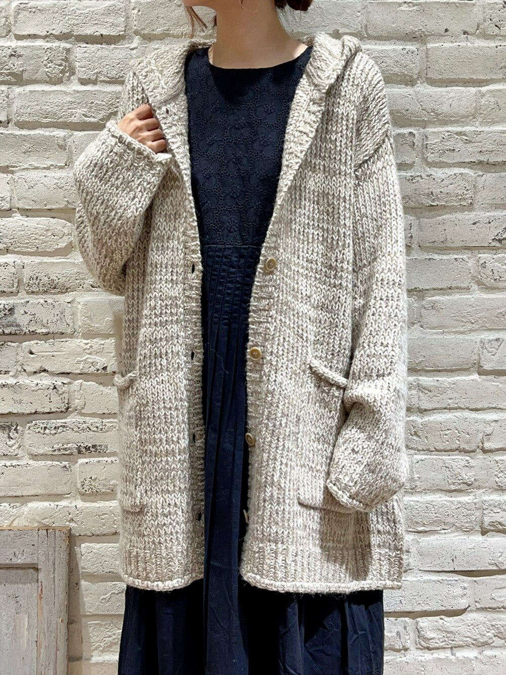 「TSUHARU by Samansa Mos2のミドル丈フードニットカーディガン（カーディガン/ボレロ、ベージュ系）」を使った、いっしき🐻さん（レディース・163cm）の冬コーディネートの2枚目の写真