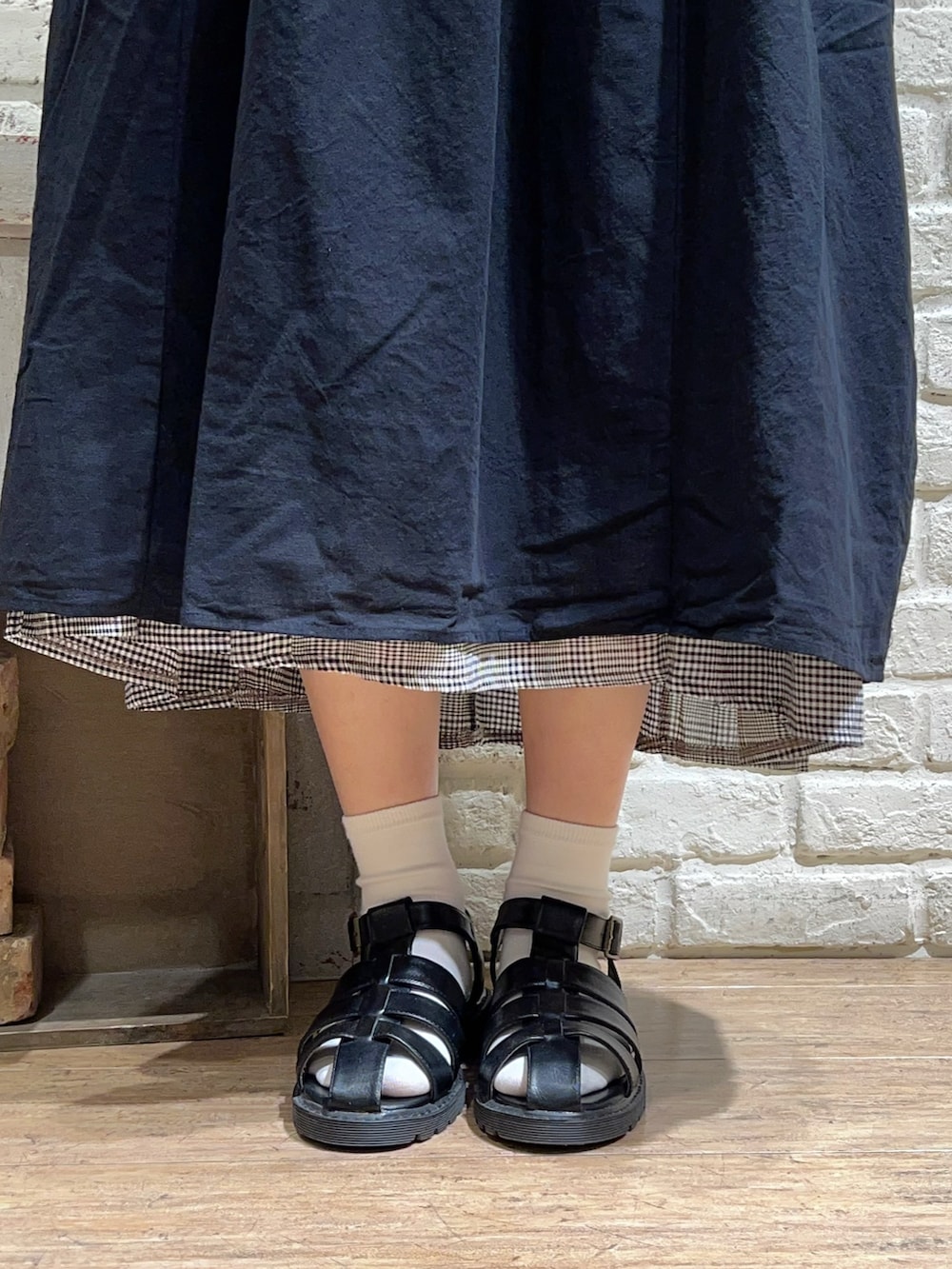ブラウン系のワンピース、ブラック系のワンピース、ブラック系のハンドバッグを着用したレディースの夏コーディネートの5枚目の写真