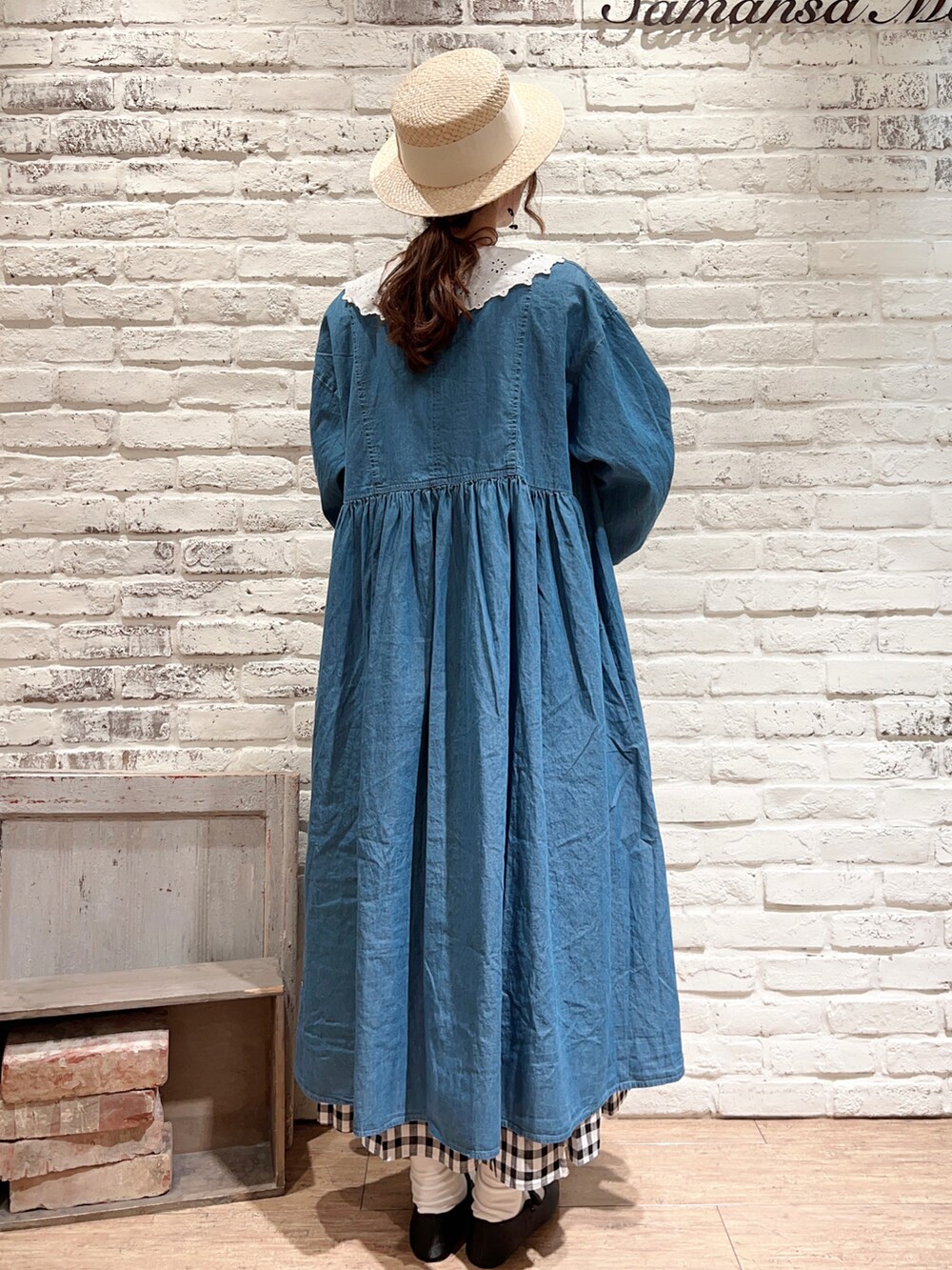 ベージュ系のワンピース、ブルー系のワンピース、ホワイト系のTシャツ/カットソーを着用したレディースの春コーディネートの4枚目の写真