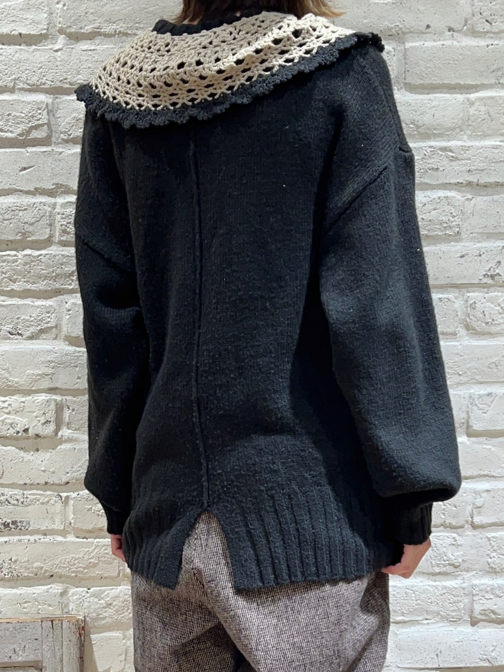 ブラック系のニット/セーター、ブラウン系のその他パンツ、ベージュ系の付け襟を着用したレディースの冬コーディネートの5枚目の写真