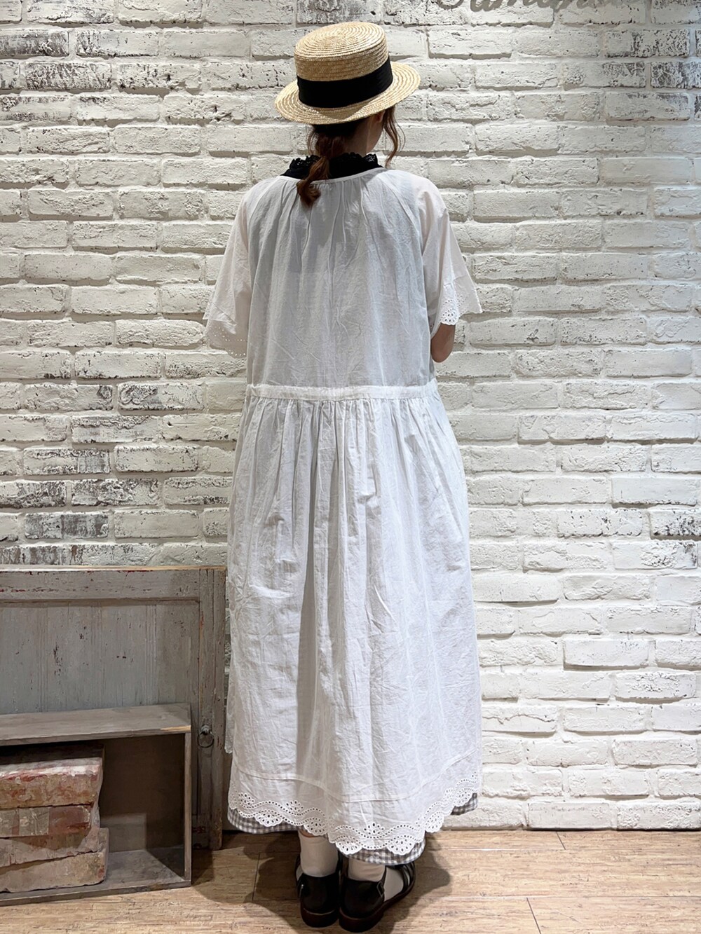 ブラック系のTシャツ/カットソー、ホワイト系のワンピース、グリーン系のワンピースを着用したレディースの夏コーディネートの4枚目の写真