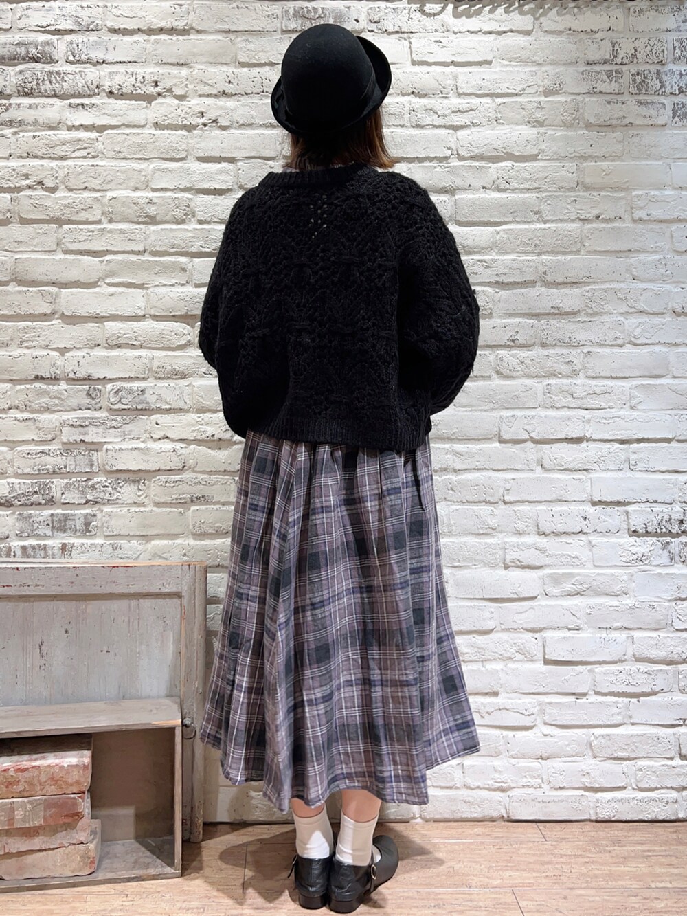 ブラック系のシャツ/ブラウス、ブラック系のニット/セーター、ブラック系のスカートを着用したレディースの冬コーディネートの4枚目の写真