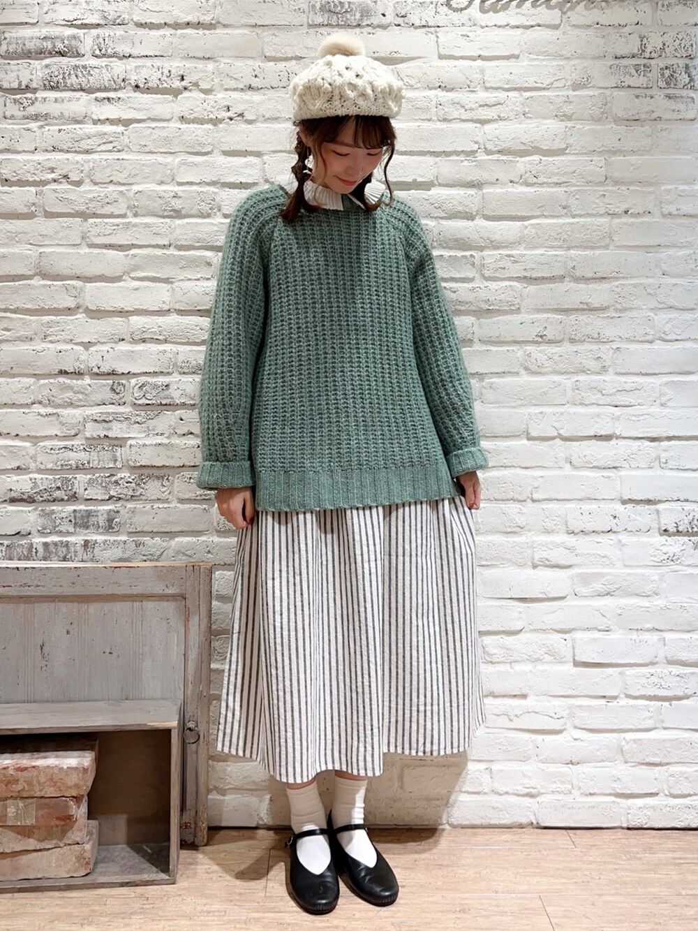 「ニット、ジャケット、ワンピース、グリーン、ベレー帽、秋のコーデ、ストライプ、冬コーデ、レイヤードスタイル、SM2、プリーツ、ゆるコーデ、サマンサ モスモス(Samansa Mos2)、秋コーデ、オトナ女子」|「Samansa Mos2のウールバスクベレー(ハンチング/ベレー帽、ブラック系)」を使った、いっしき🐻さん(レディース・163cm)の秋コーディネートの3枚目の写真