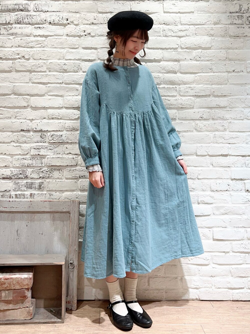 ホワイト系のシャツ/ブラウス、ホワイト系のスウェット、グリーン系のワンピースを着用したレディースの冬コーディネートの4枚目の写真