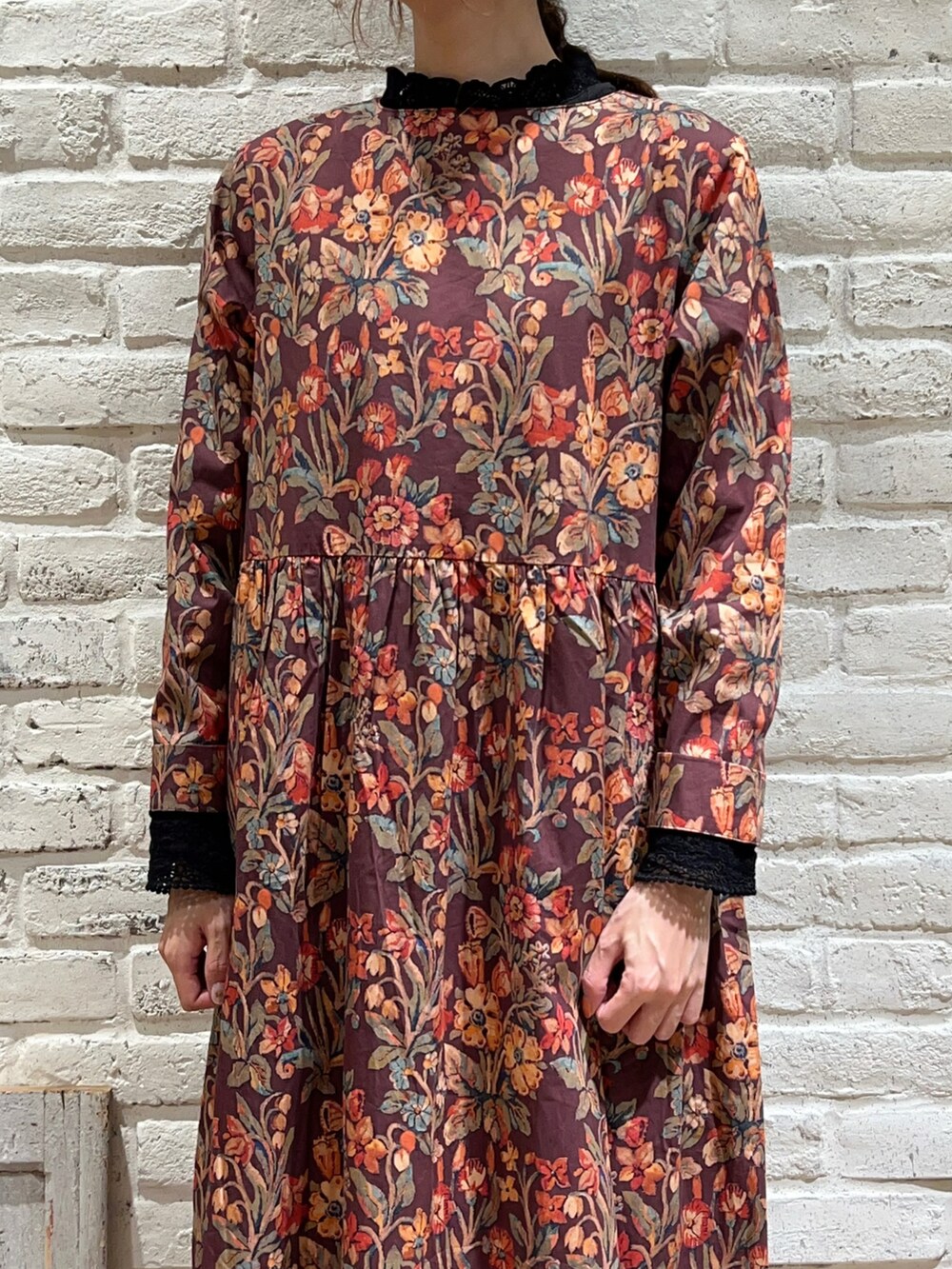 ブラック系のTシャツ/カットソー、ブラック系のベスト、ブラック系のハンドバッグを着用したレディースの秋コーディネートの3枚目の写真