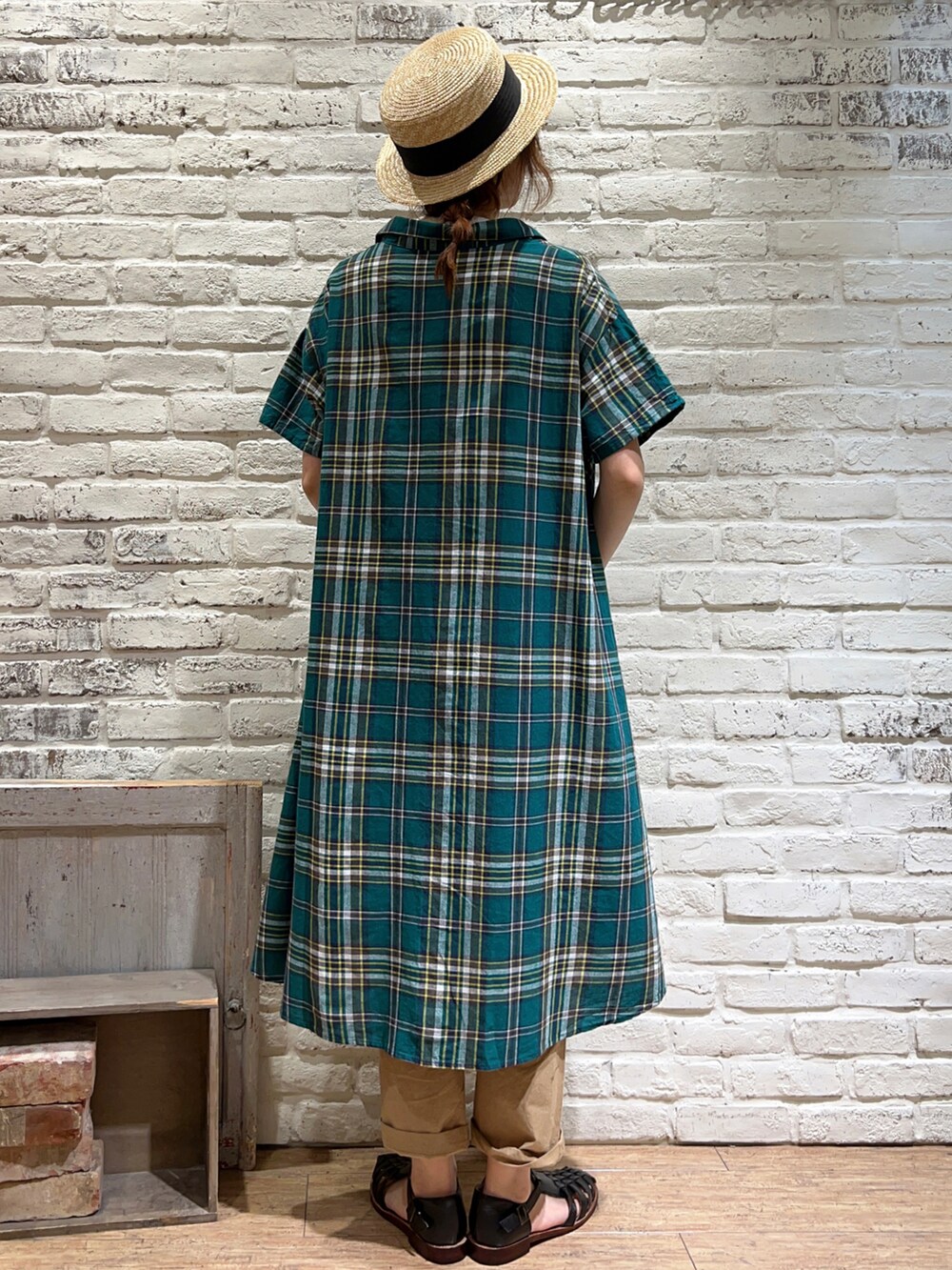 ホワイト系のTシャツ/カットソー、ホワイト系のキャミソール、グリーン系のシャツワンピースを着用したレディースの夏コーディネートの3枚目の写真