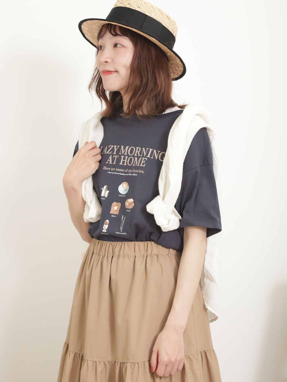 「サマンサ モスモス(Samansa Mos2)、Samansa Mos2、SM2、夏コーデ、ゆるコーデ、リネン、リネンシャツ、肩掛け、ロゴT、Tシャツ、バルーンスカート、ティアードスカート、カンカン帽、スニーカー」|「Samansa Mos2のラフィア太リボンカンカン帽(ハット、ブラック系)」を使った、いっしき🐻さん(レディース・164cm)の春コーディネートの2枚目の写真