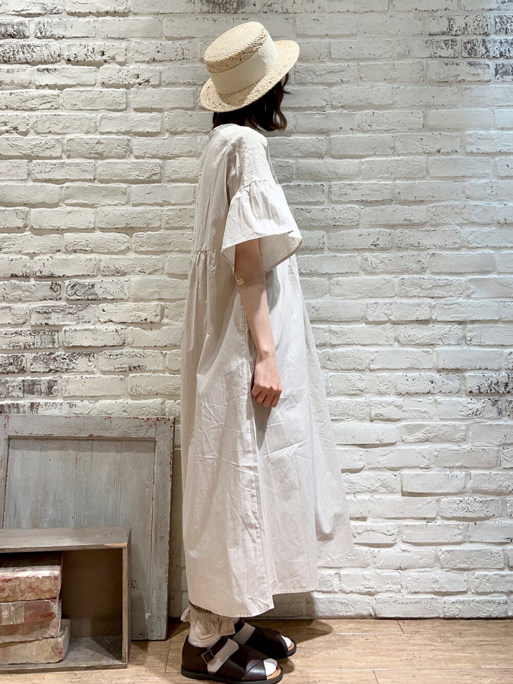 ホワイト系のワンピース、ホワイト系のハンドバッグ、ベージュ系のその他パンツを着用したレディースの春コーディネートの3枚目の写真