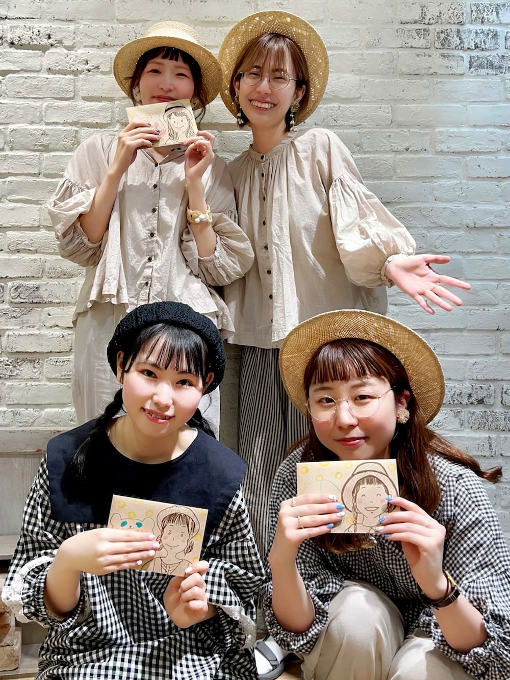 グレー系のシャツ/ブラウス、ホワイト系のその他パンツ、ホワイト系のタンクトップを着用したレディースの夏コーディネートの3枚目の写真