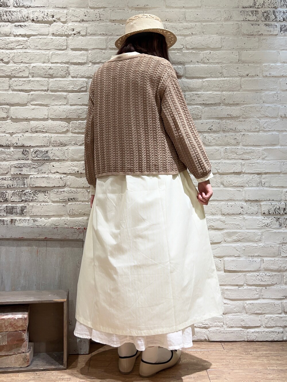 ベージュ系のカーディガン/ボレロ、ホワイト系のハンドバッグ、イエロー系のシャツワンピースを着用したレディースの春コーディネートの4枚目の写真