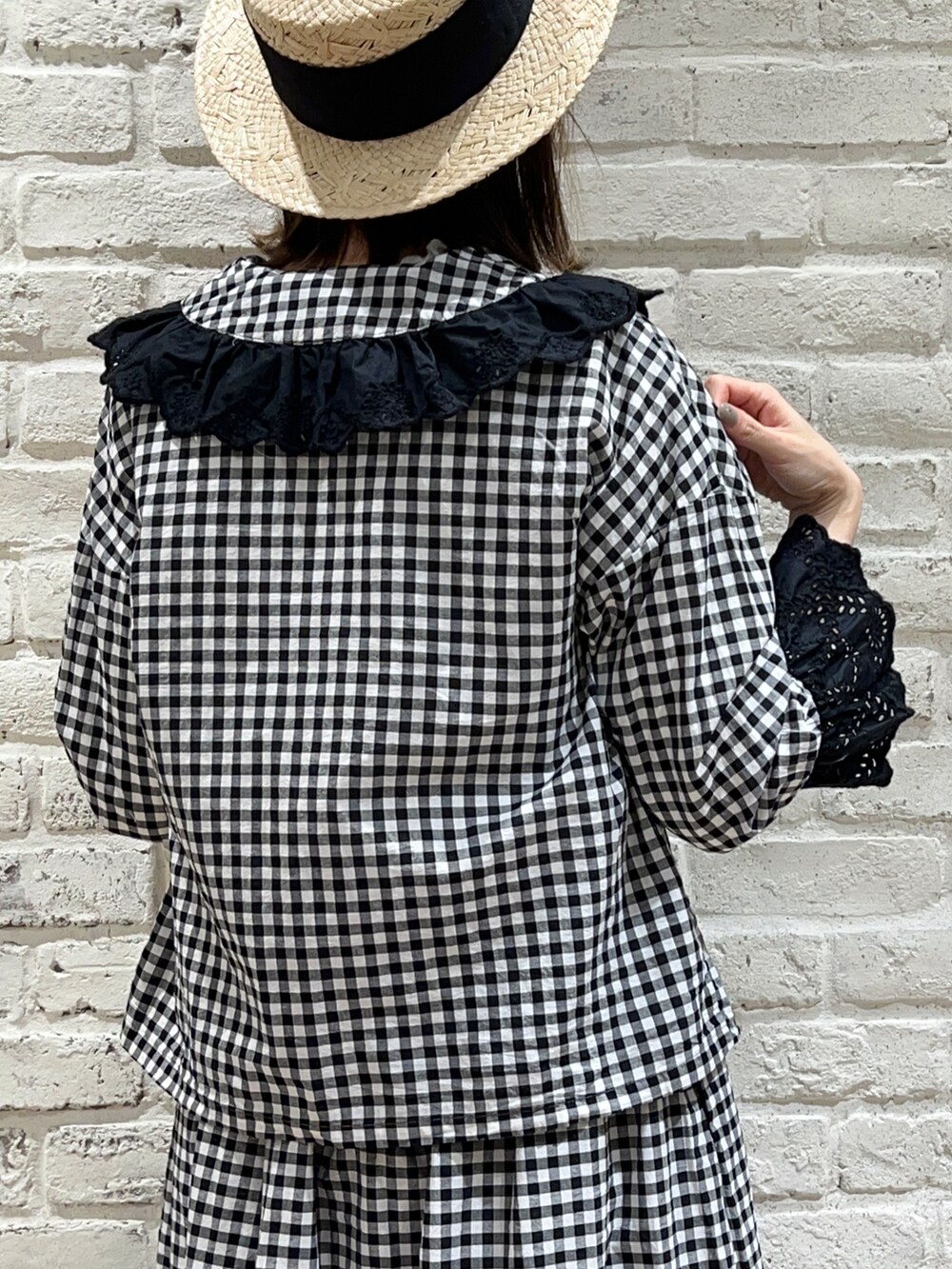 ホワイト系のシャツ/ブラウス、グレー系のシャツ/ブラウス、グレー系のスカートを着用したレディースの春コーディネートの4枚目の写真