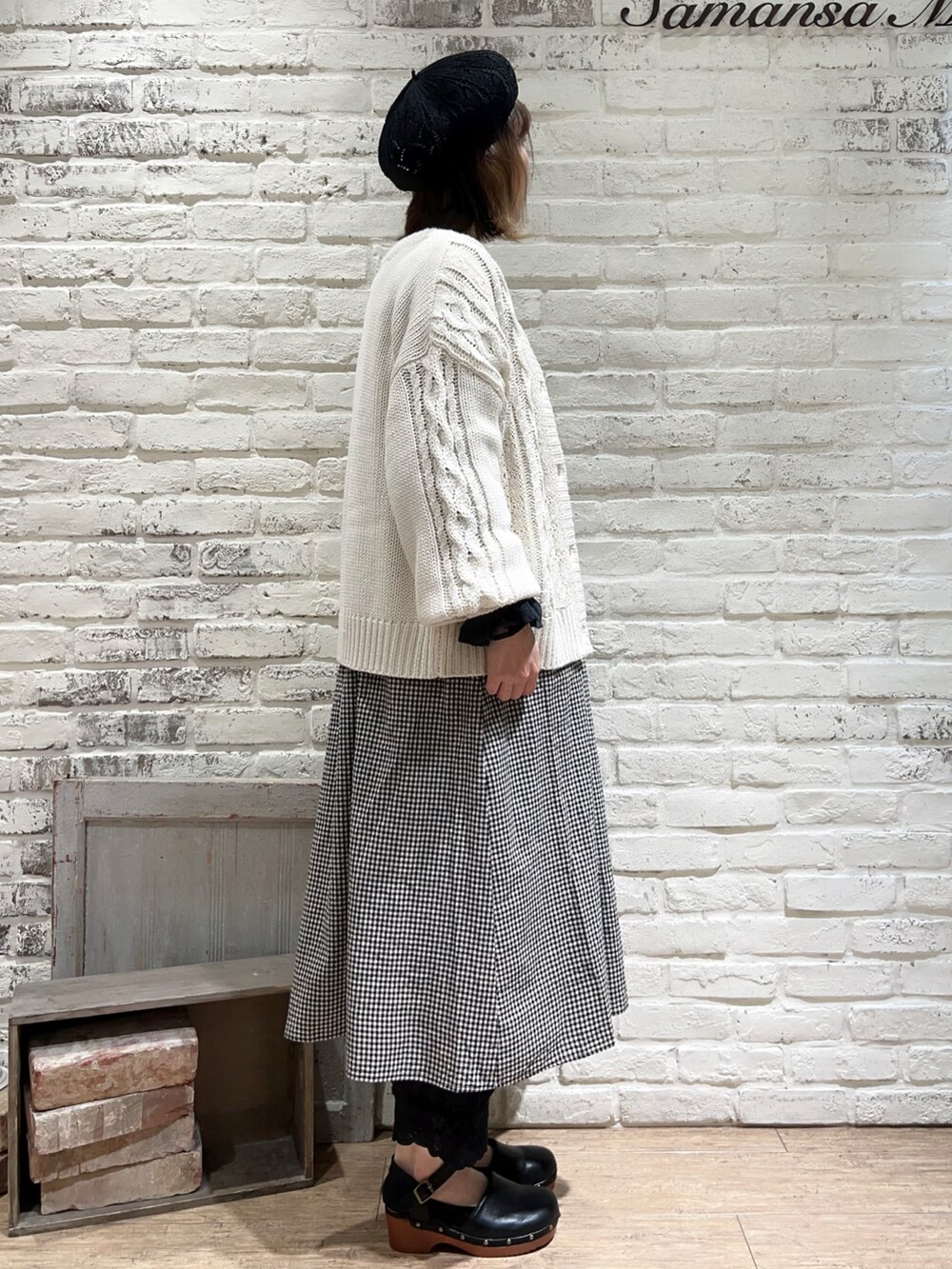 ブラック系のシャツ/ブラウス、ホワイト系のカーディガン/ボレロ、ブラック系のドレスシューズを着用したレディースの冬コーディネートの3枚目の写真