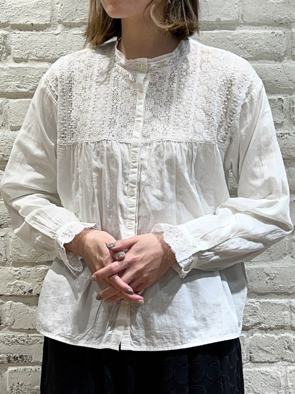 「サマンサ モスモス(Samansa Mos2)、Samansa Mos2、SM2、TSUHARU by Samansa Mos2、春コーデ、ゆるコーデ、テーラードジャケット、ジャケット、リネン、刺繍、レース、スカート、ベレー帽、バレエシューズ」｜「Samansa Mos2の透かし編みベレー帽（ハット、ブラック系）」を使った、いっしき🐻さん（レディース・163cm）の冬コーディネートの3枚目の写真