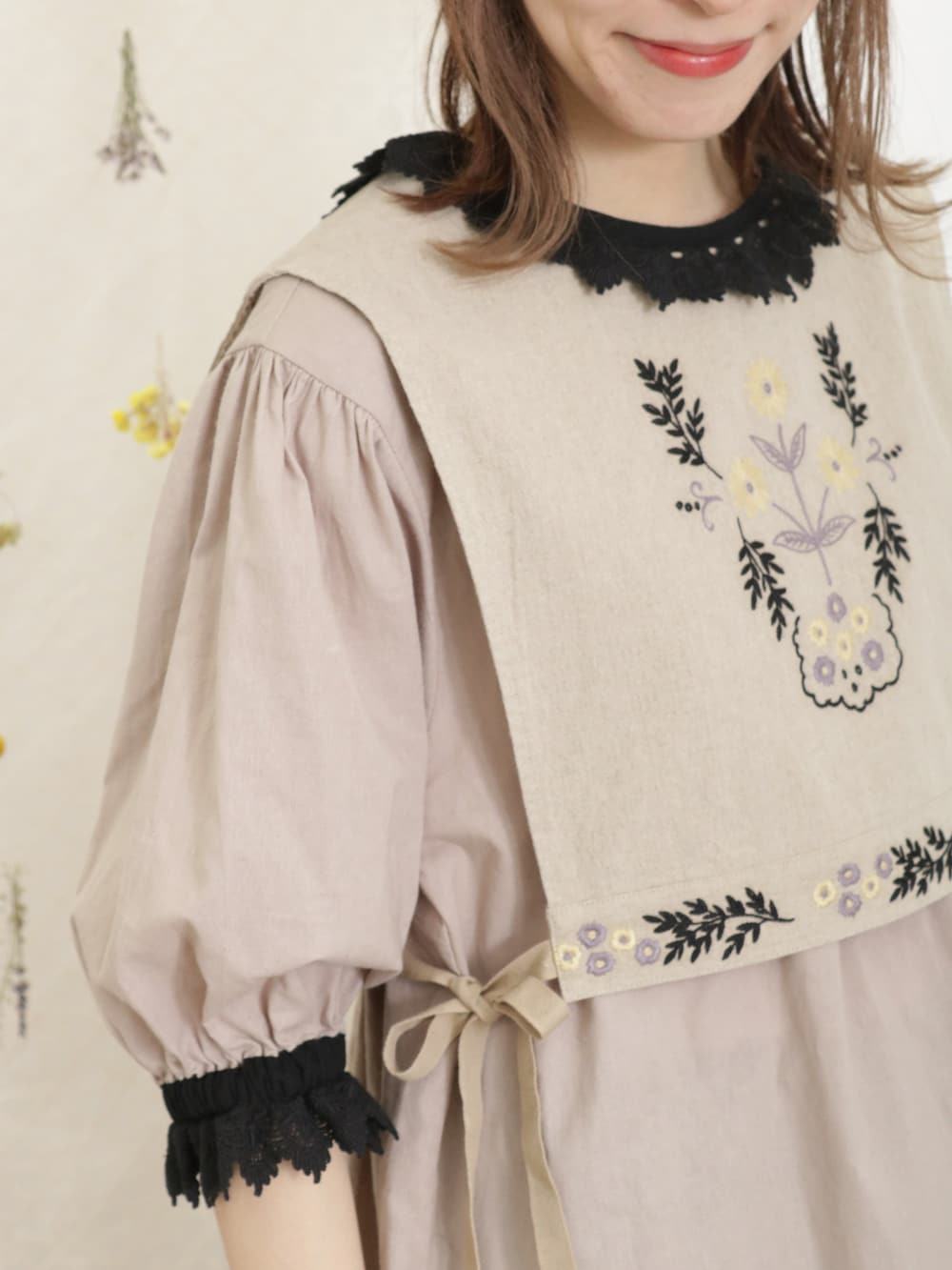 「サマンサ モスモス(Samansa Mos2)、Samansa Mos2、SM2、夏コーデ、ゆるコーデ、ベスト、刺繍、ショート丈トップス、ボリューム袖、レース、レーススカート、カンカン帽、サンダル」|「Samansa Mos2の【UVカット/消臭効果】なみなみカンカン帽(ハット、ブラック系)」を使った、いっしき🐻さん(レディース・164cm)の春コーディネートの2枚目の写真