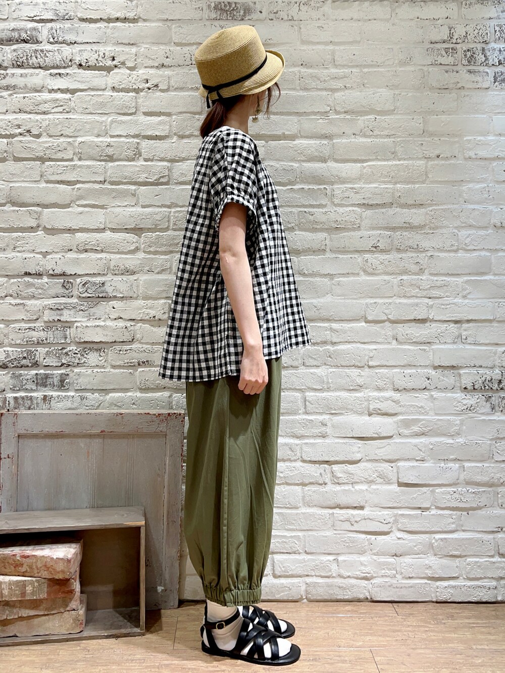 ホワイト系のTシャツ/カットソー、ブラック系のシャツ/ブラウス、ブラック系のハンドバッグを着用したレディースの秋コーディネートの3枚目の写真