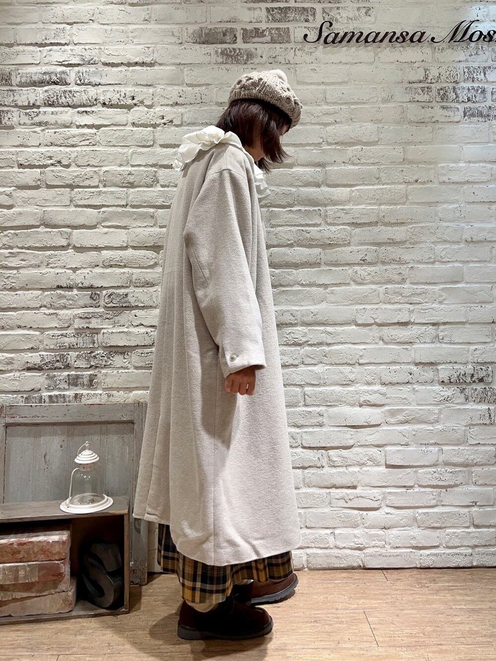 ホワイト系のシャツ/ブラウス、ブラウン系のベスト、ベージュ系のその他アウターを着用したレディースの冬コーディネートの3枚目の写真