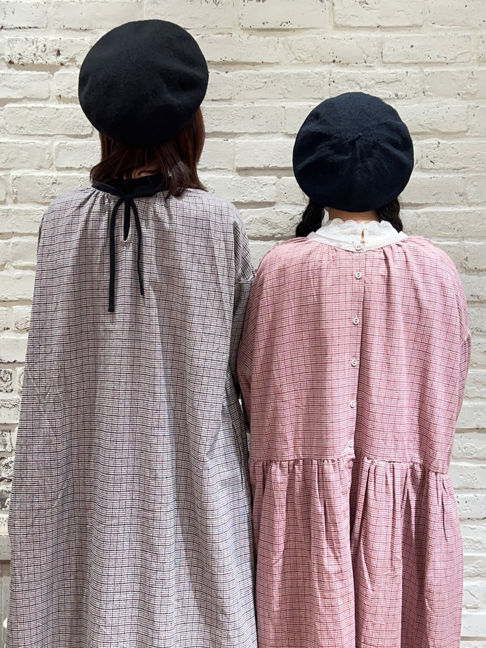 ホワイト系のTシャツ/カットソー、レッド系のワンピース、ブラック系のTシャツ/カットソーを着用したレディースの冬コーディネートの2枚目の写真