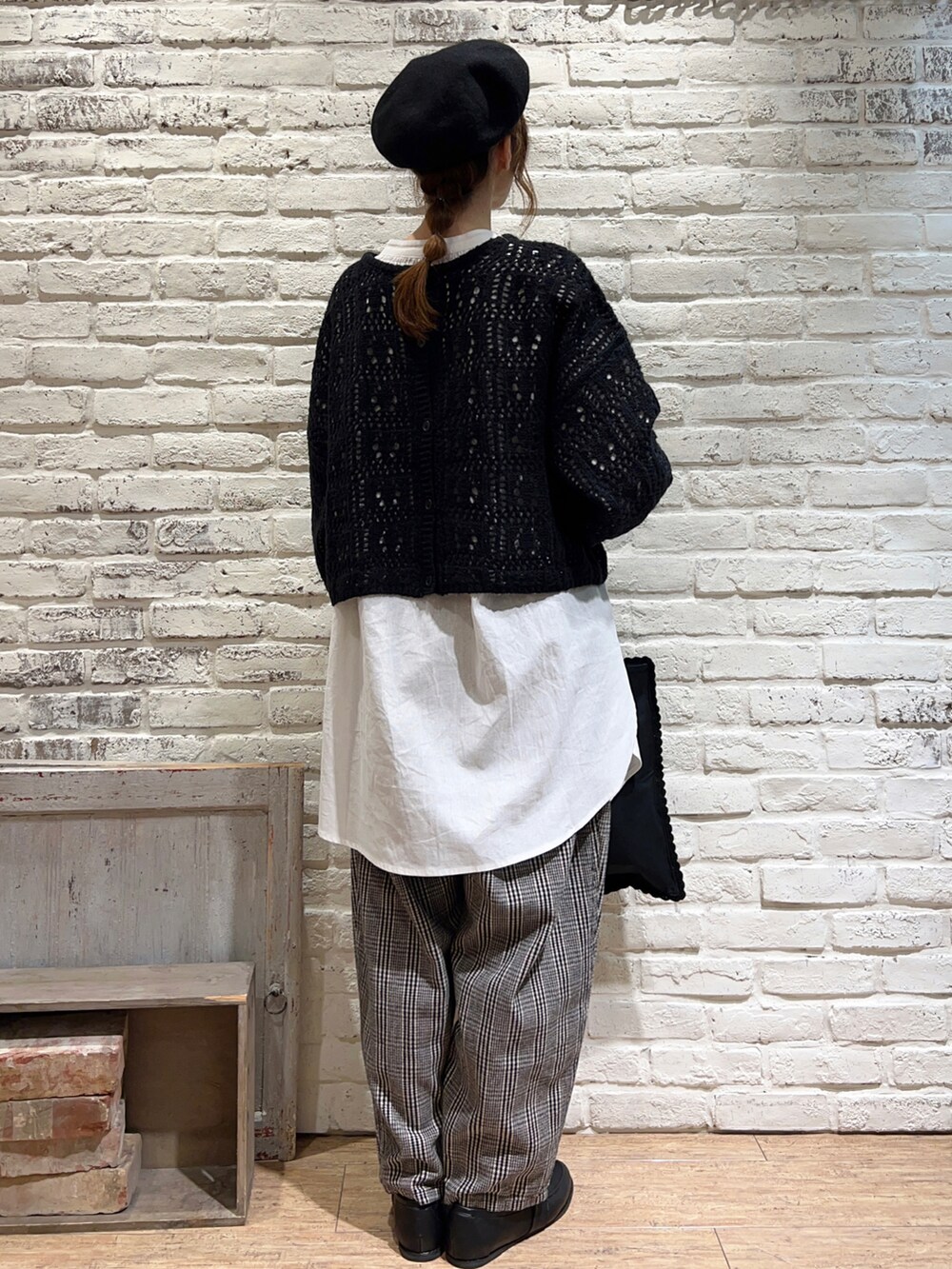 ブラック系のカーディガン/ボレロ、ブラック系のトートバッグ、ホワイト系のシャツ/ブラウスを着用したレディースの秋コーディネートの4枚目の写真