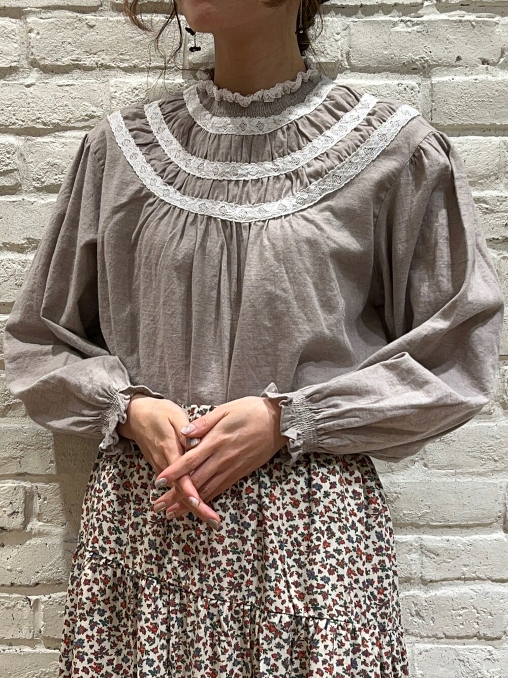 「サマンサ モスモス(Samansa Mos2)、SM2、春コーデ、ゆるコーデ、ワントーンコーデ、カジュアル、ベージュ、キルティングジャケット、ブルゾン、パイピング、ティアード、花柄、花柄スカート、ベレー帽、バレエシューズ」|「Samansa Mos2のウールバスクベレー(ハンチング/ベレー帽、ブラック系)」を使った、いっしき🐻さん(レディース・163cm)の冬コーディネートの4枚目の写真
