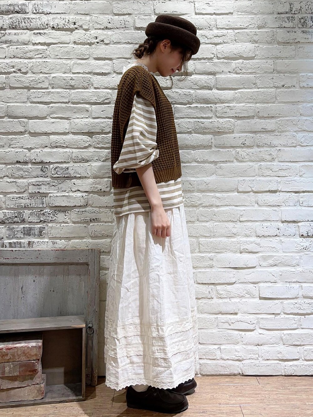 ホワイト系のTシャツ/カットソー、ブラウン系のベスト、イエロー系のTシャツ/カットソーを着用したレディースの秋コーディネートの3枚目の写真